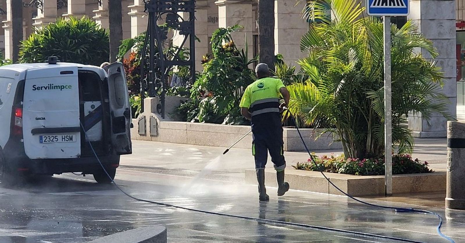 Baldeo realizado por un trabajador de Servilimpce.