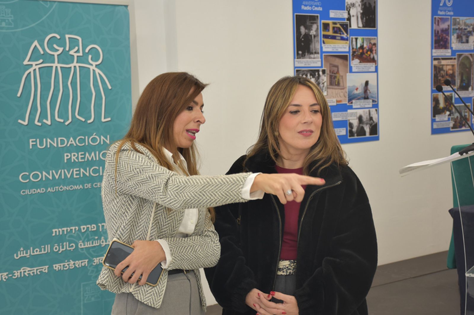 La gerente de ventas de Radio Ceuta, Samira Hamadi, junto a la consejera de Cultura, Pilar Orozco. / FOTO G.S.