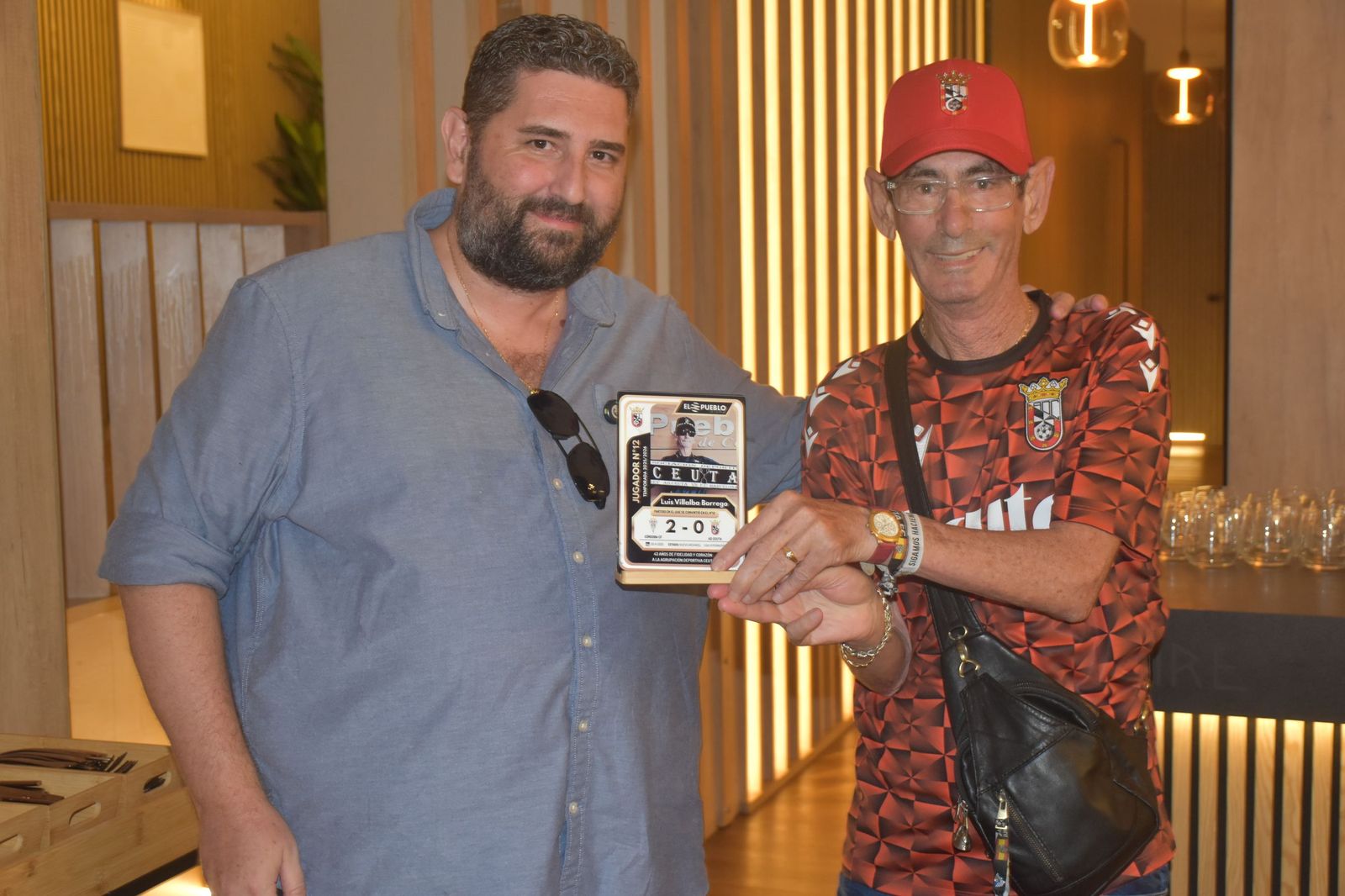 El Pueblo de Ceuta reúne a sus ‘Jugadores nº12’ y convierte su pasión por el Ceuta en cromos