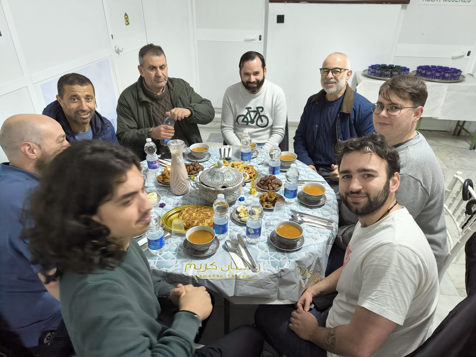 La prensa ceutí disfruta de un delicioso iftar en comunidad y de la mano de Luna Blanca