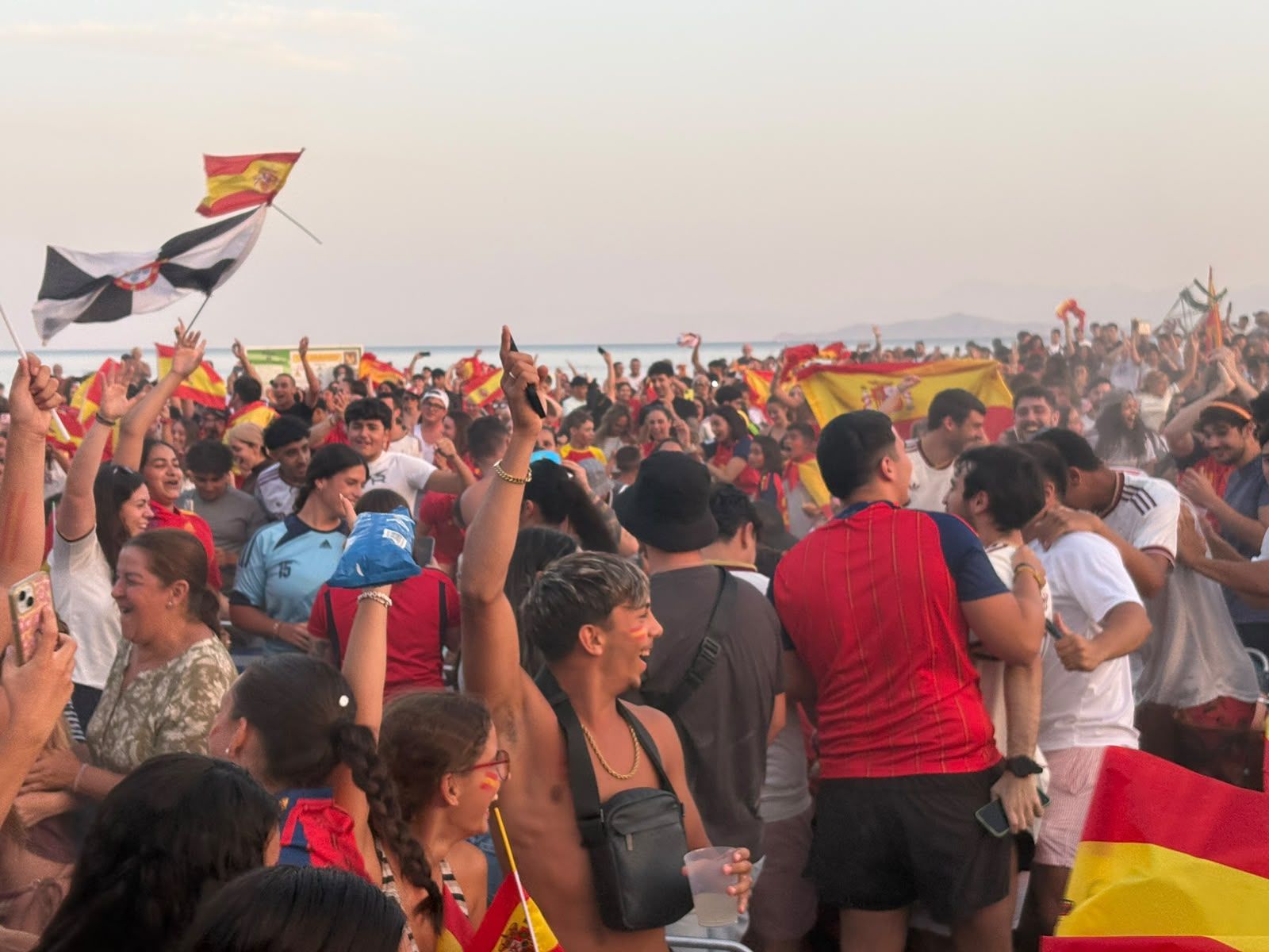 Ceuta se vuelca con España y dibuja de rojo y amarillo La Ribera
