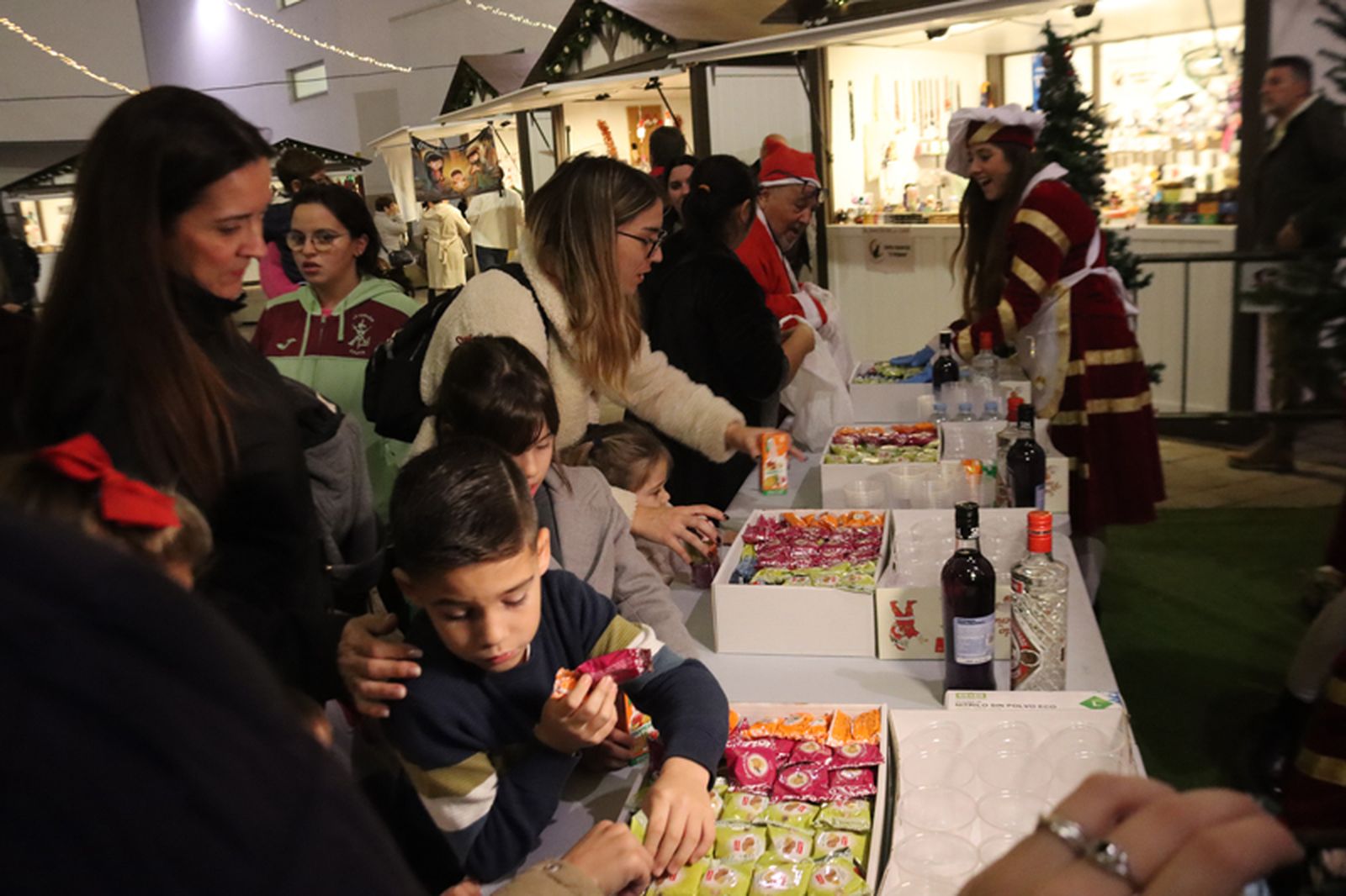 FOTOGALERÍA | Polvoroná infantil y mercadillo en la plaza Nelson Mandela