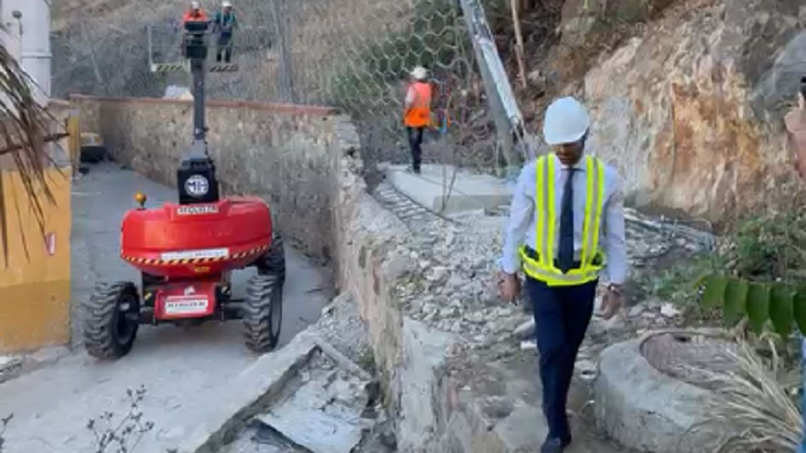 El consejero de Urbanismo ddurante su visita a las zonas de emergencias
