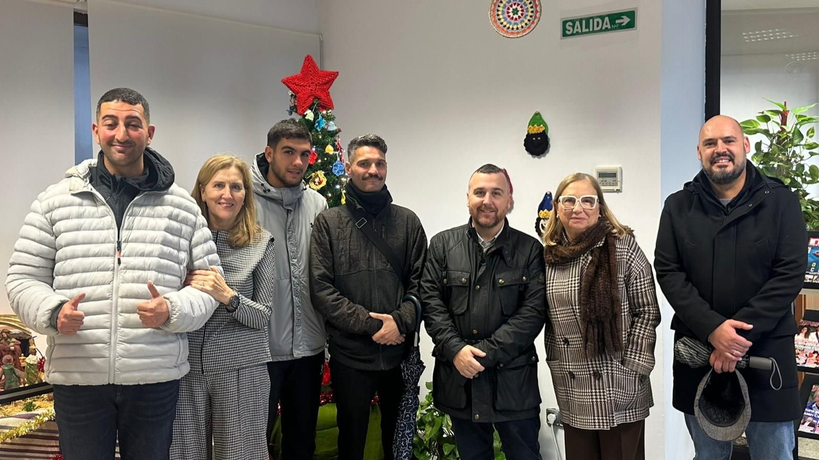 Entrega de la camiseta Hypermotion de la AD Ceuta FC a la ganadora del sorteo