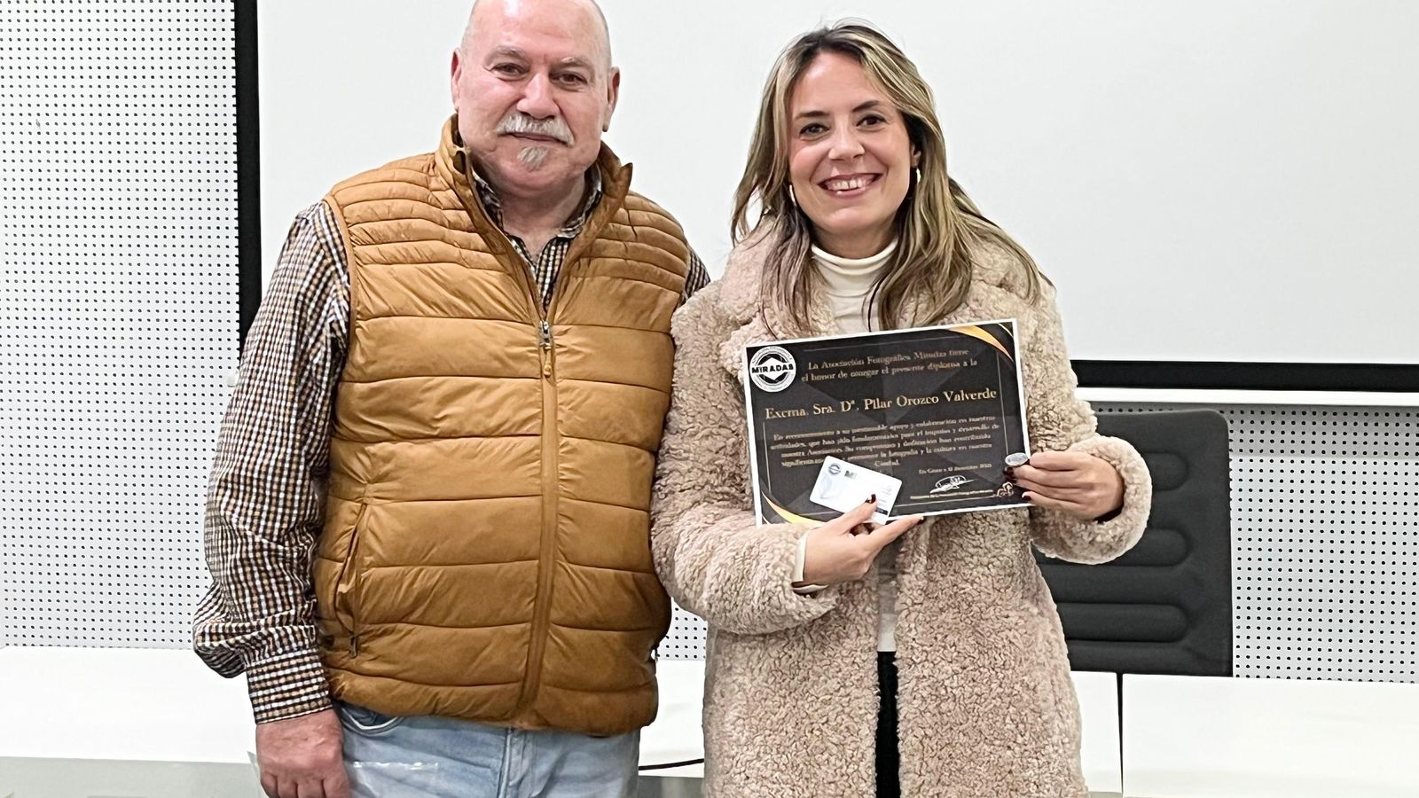 Inauguración de la exposición 'Gafas de color violeta' de la asociación Miradas