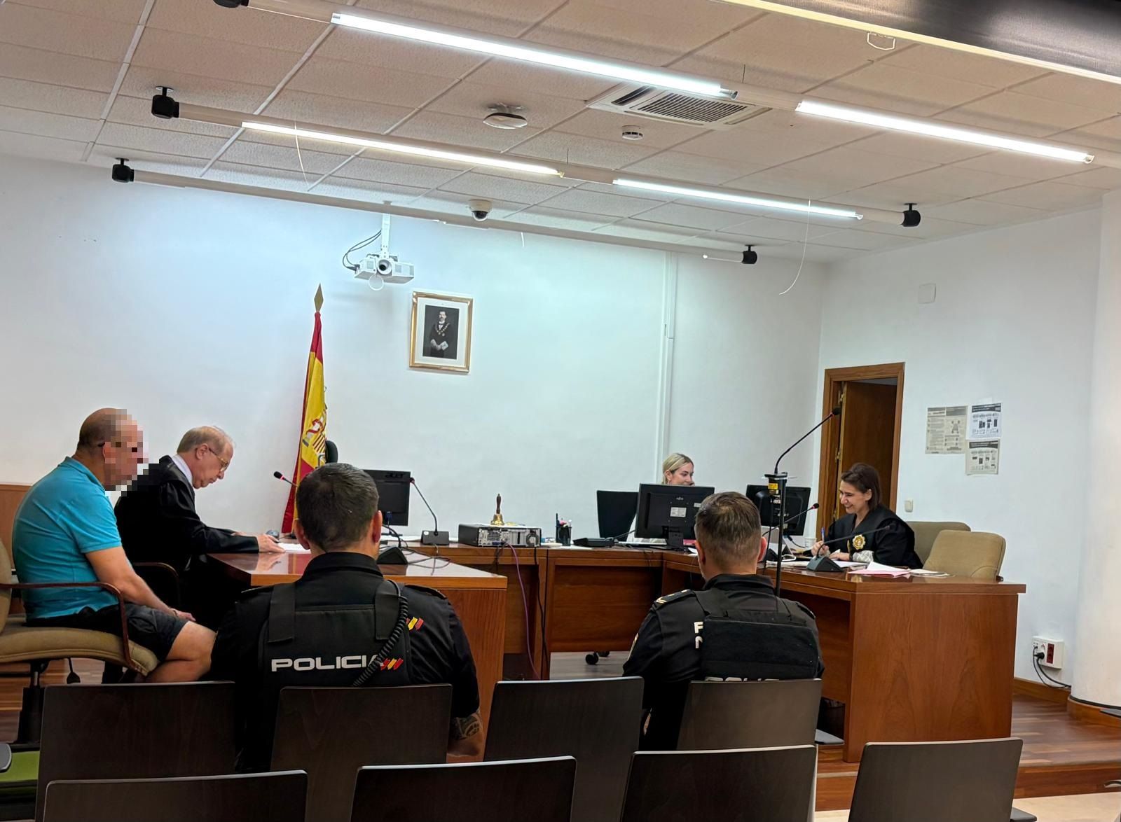 El acusado, sentado junto a su abogado durante la celebración de la vista.