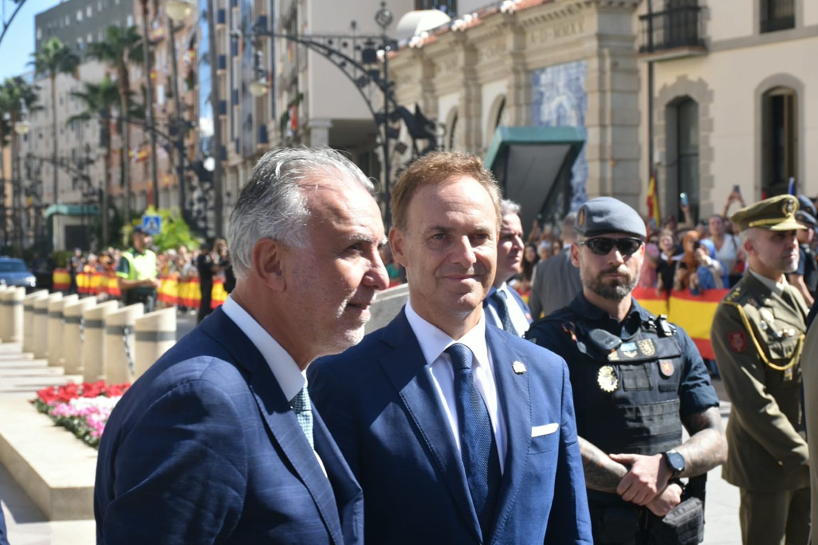 Álbum de una jornada histórica: Felipe y Letizia, con los ceutíes
