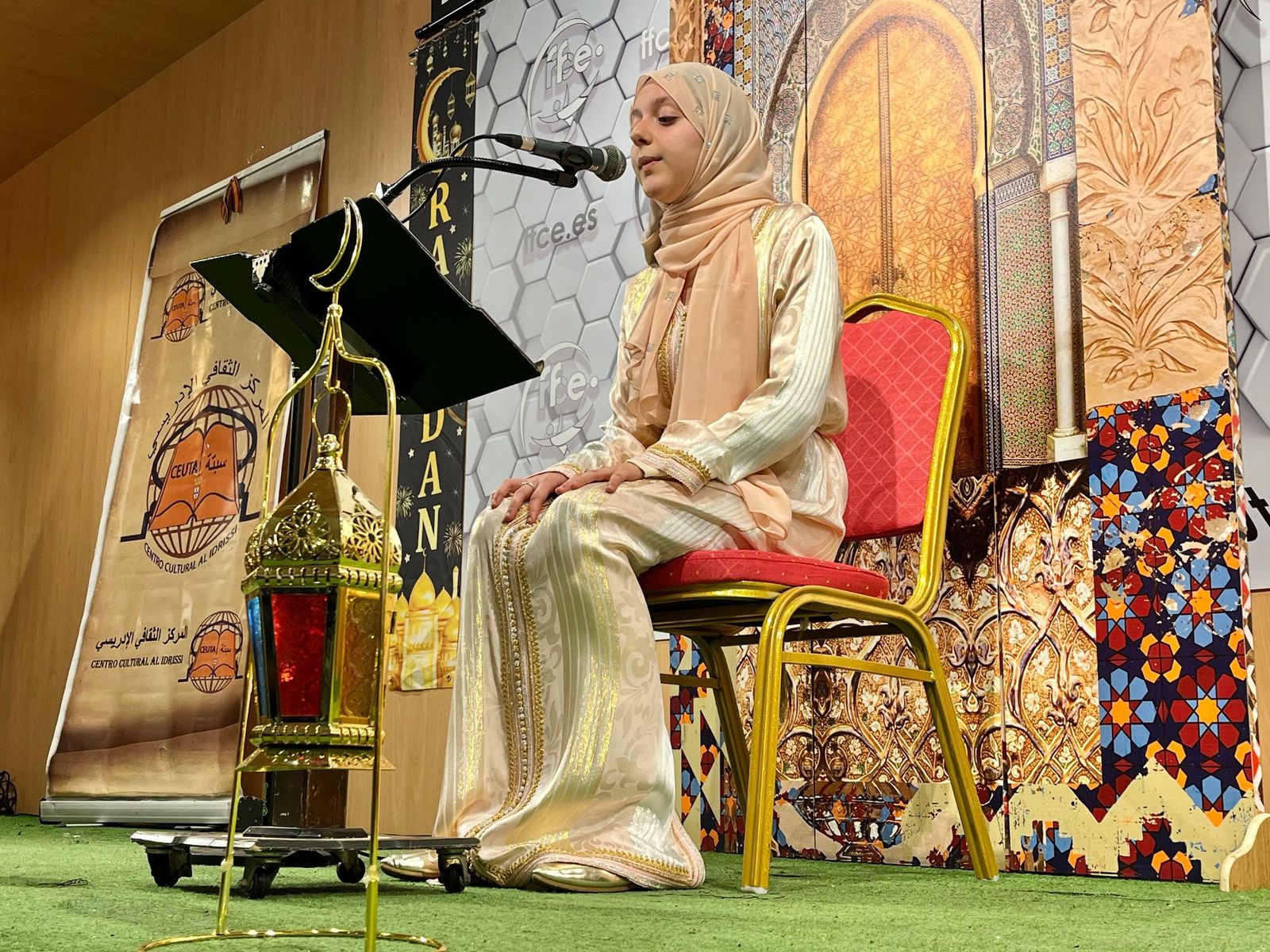 El alumnado de Al Idrissi recita el Corán en taywid en el salón de actos de la RFFCE