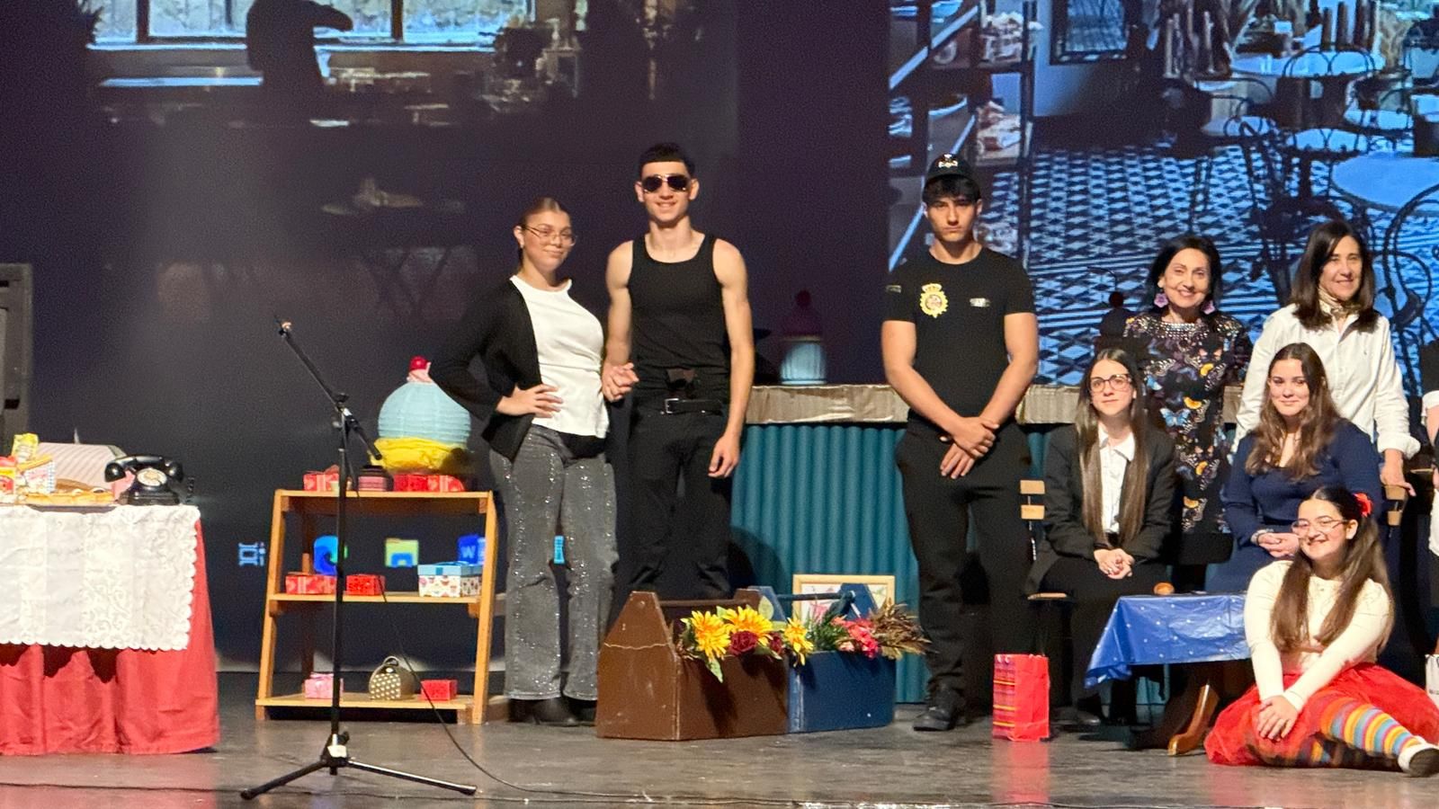 El alumnado de diversificación del IES Siete Colinas posa durante la representación teatral