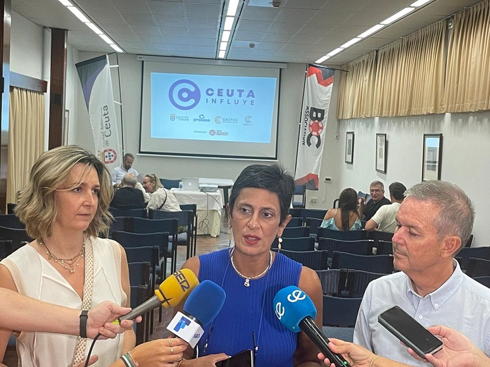 La consejera de Hacienda, Kissy Chandiramani, comparece ante los medios junto a la presidenta de la CECE, Arantxa Campos, y el socio director de EY, Alberto García. / FOTO REDUAN