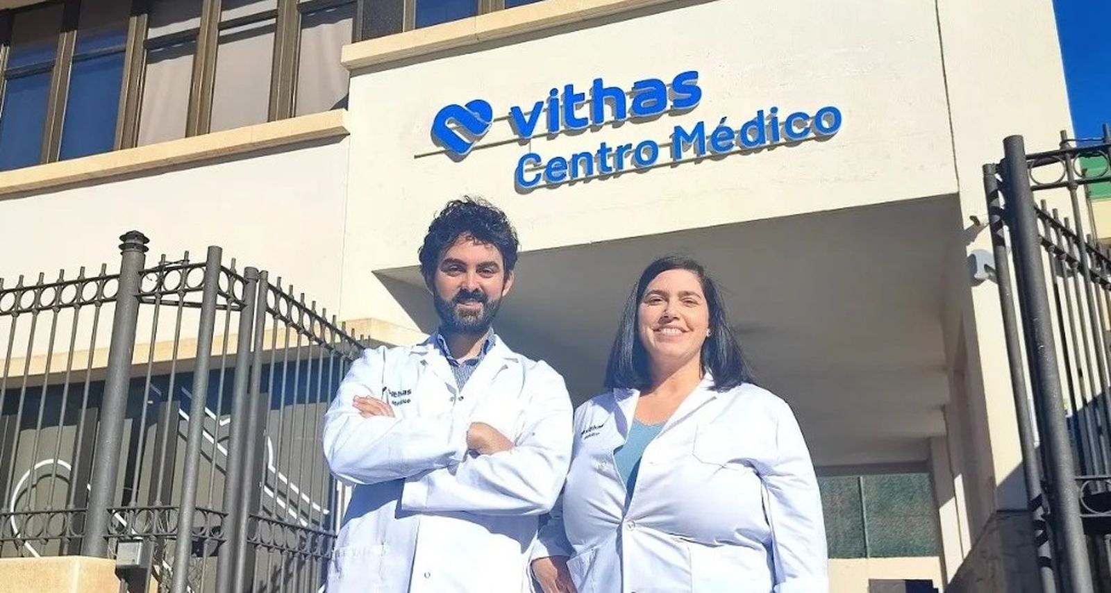 Carlos Rocha junto a una compañera en el Vithas Centro Médico