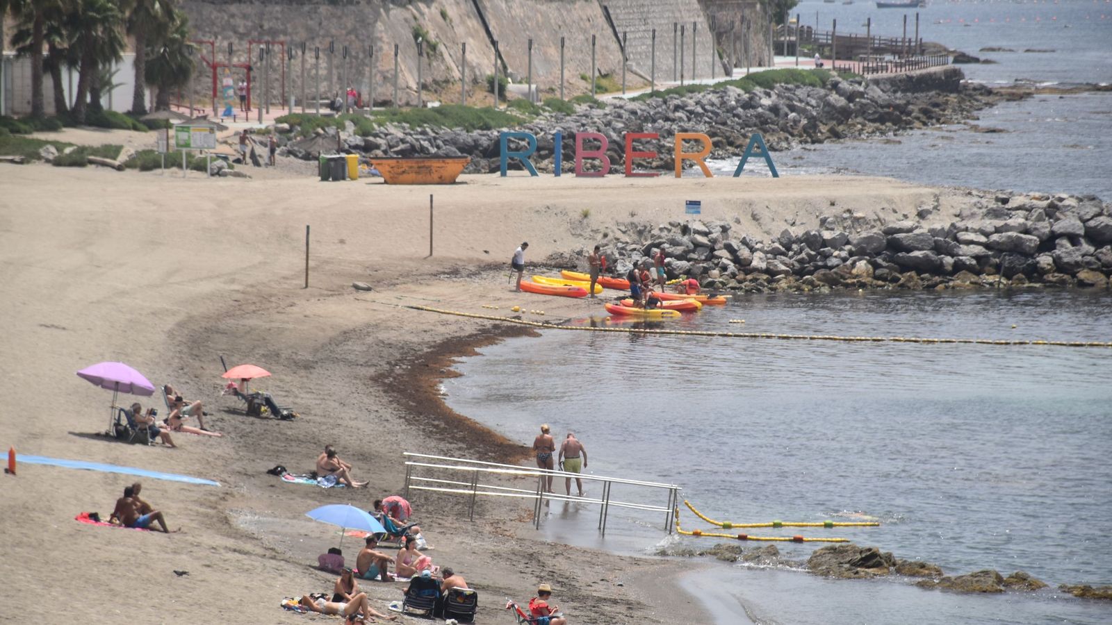 Bañistas en la playa de La Ribera