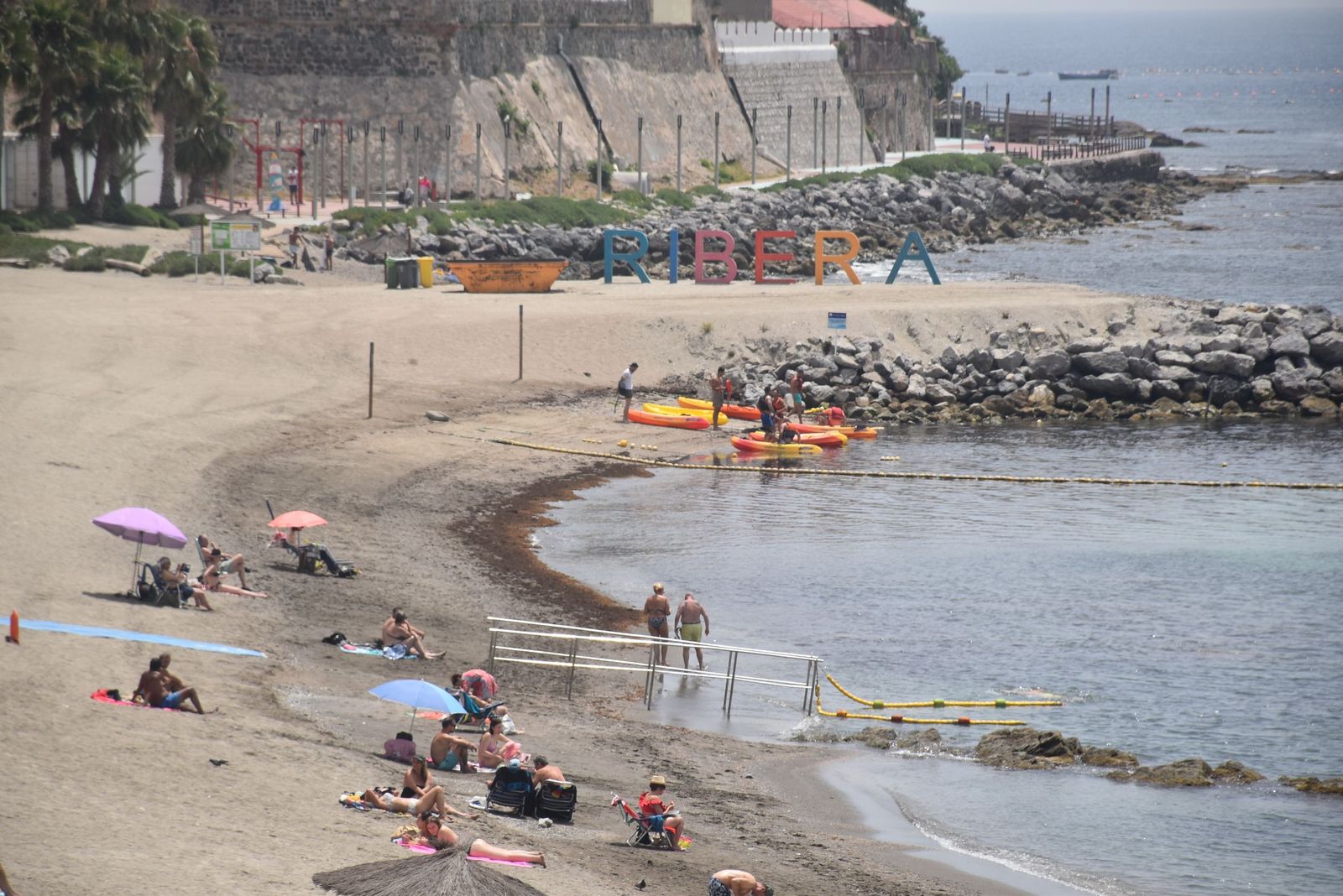 Bañistas en la playa de La Ribera