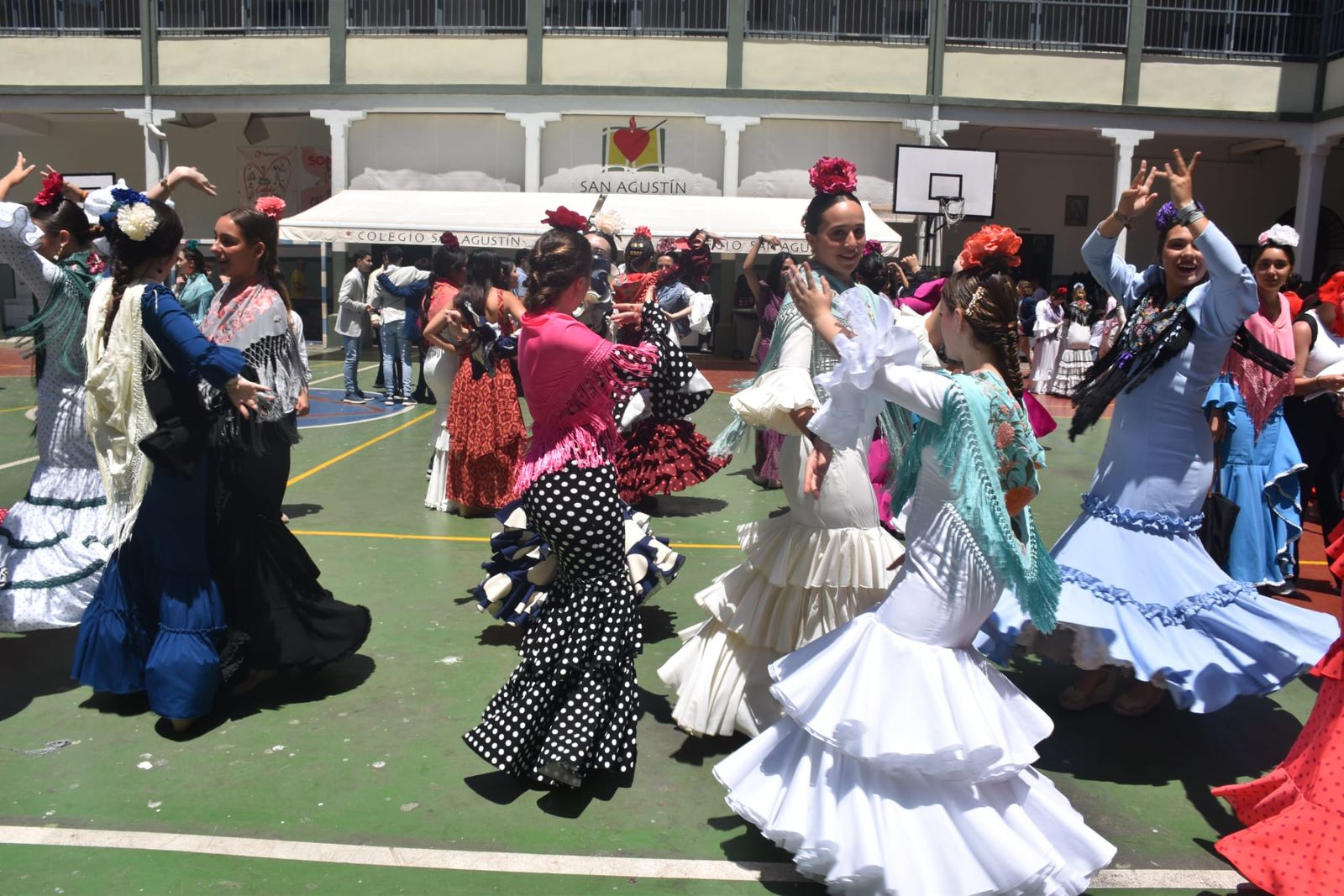 El Colegio de San Agustín disfruta de una feliz jornada solidaria con su Cruz de Mayo
