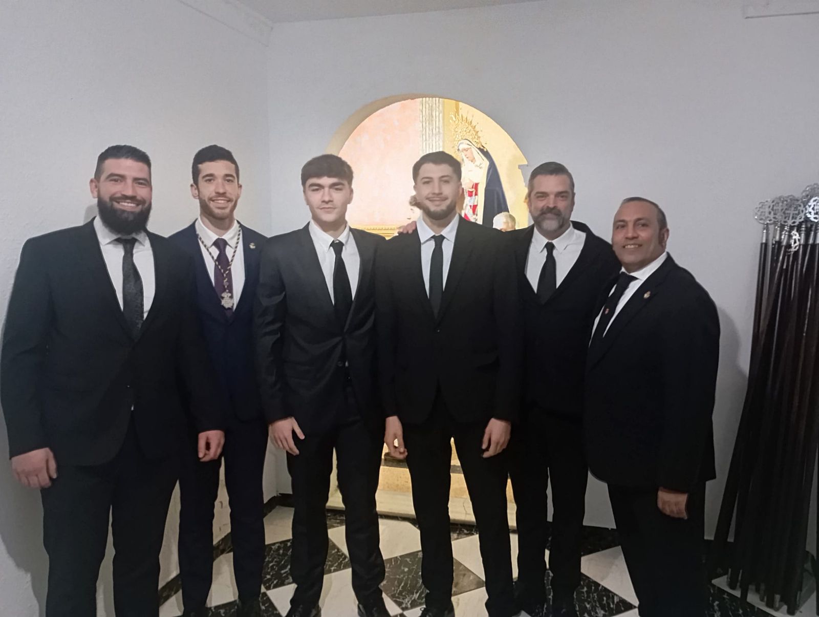 Comienza el traslado del Señor de Ceuta arropado por cientos de ceutíes