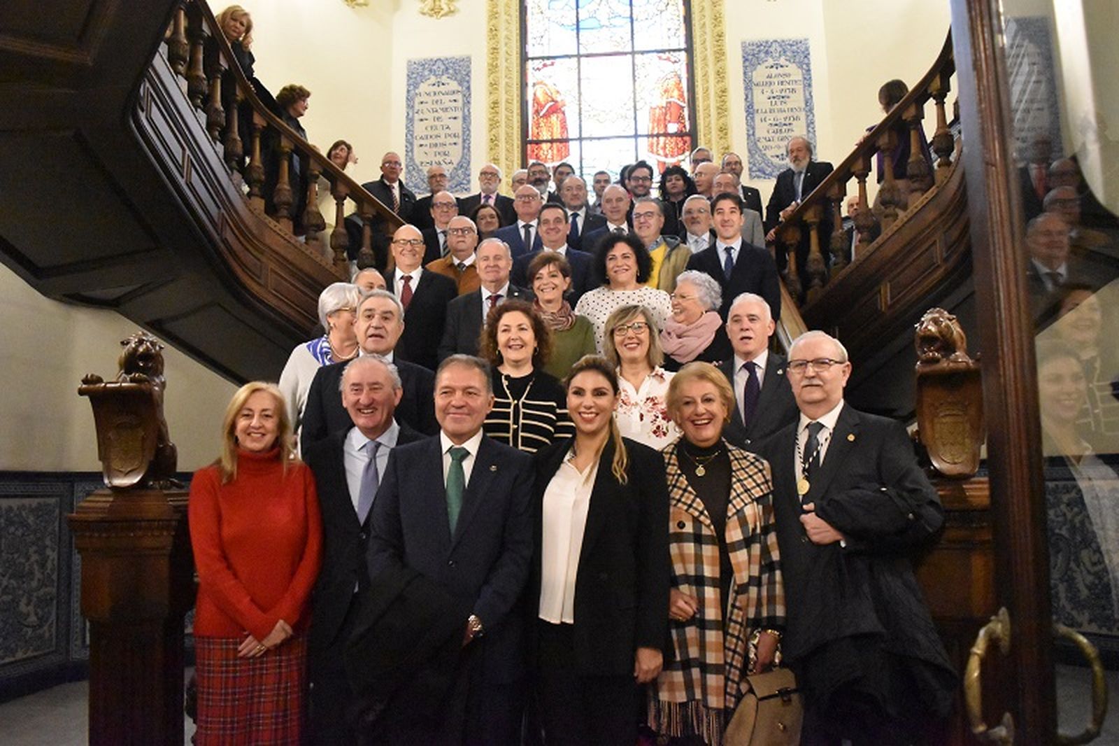 Foto de familia de los profesionales médicos de toda España junto a las autoridades ceutíes. / FOTO NICOL´S