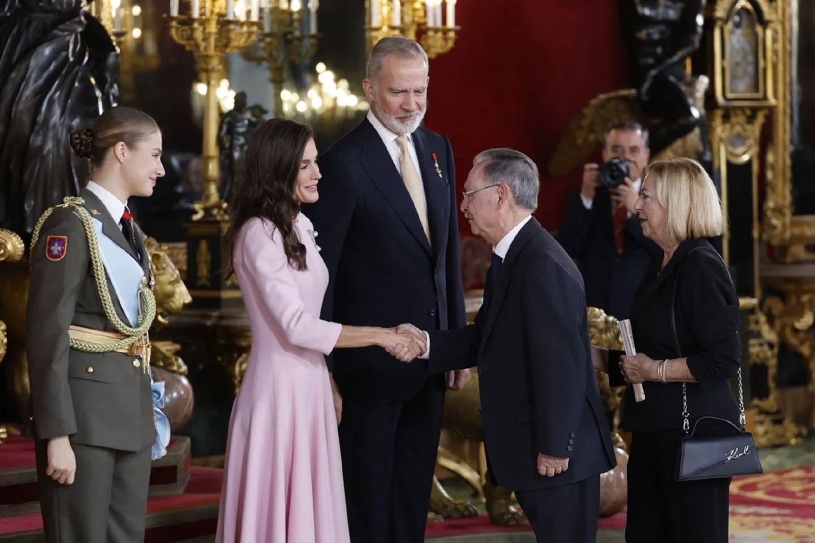 El presidente Vivas saluda a la Reina Letizia ante la mirada del Rey Felipe VI y la Princesa de Asturias