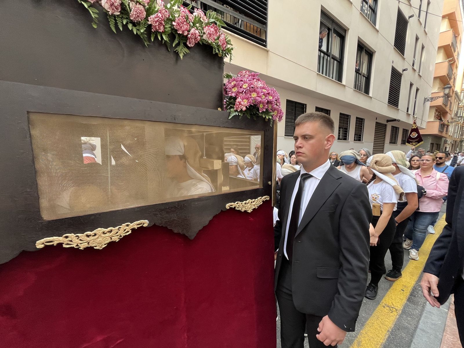 Ceuta acompaña a la Cruz de Mayo de La Flagelación en su primera salida con costaleros
