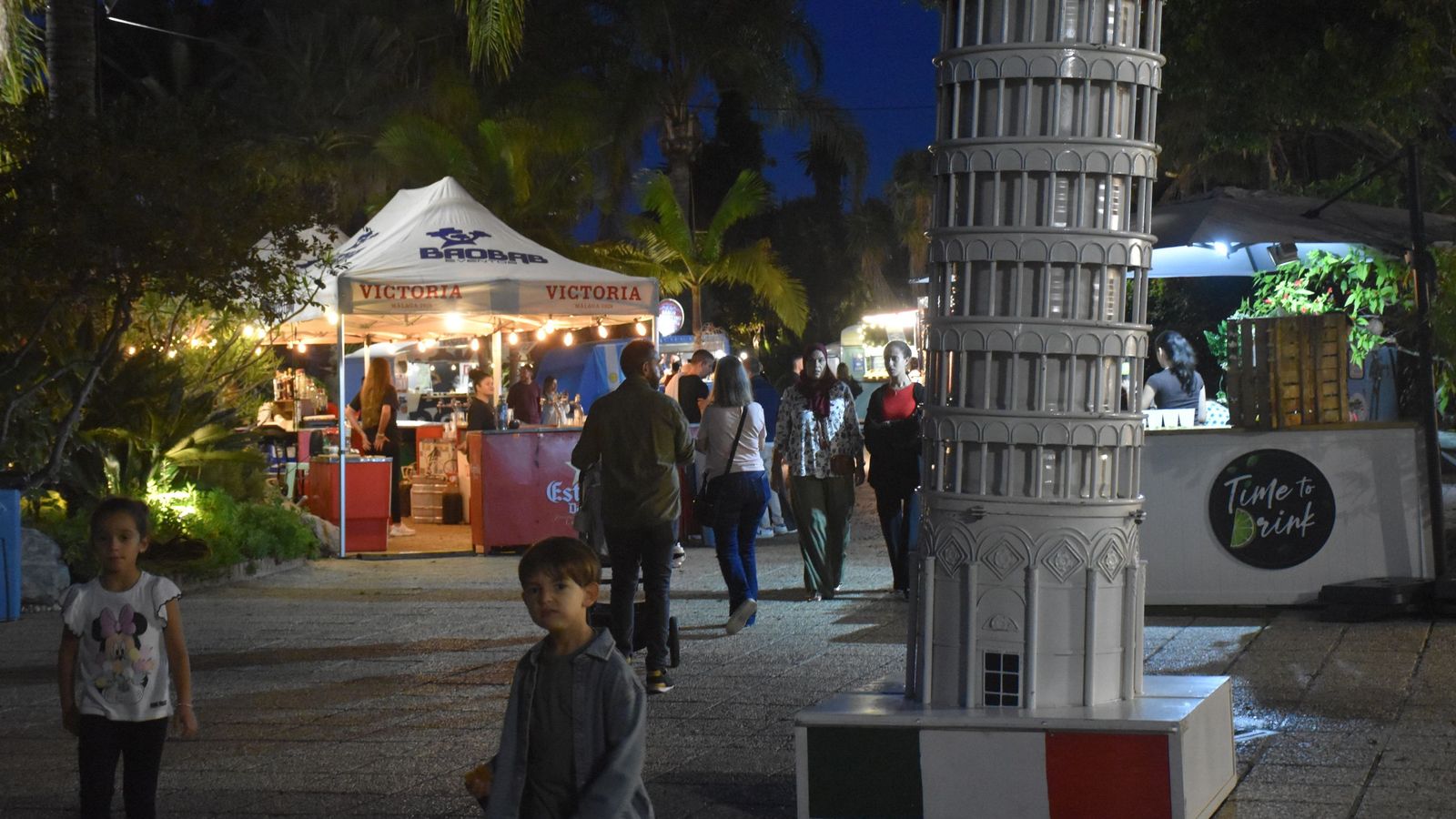 Inauguración del primer 'Food Truck Festival. Sabores del mundo sobre ruedas’ en el Parque Marítimo