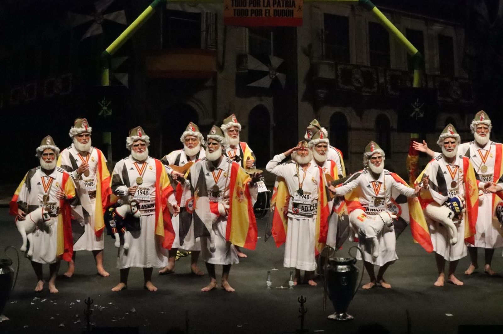 La chirigota, con el gran Dudu en el centro / Foto Reduan