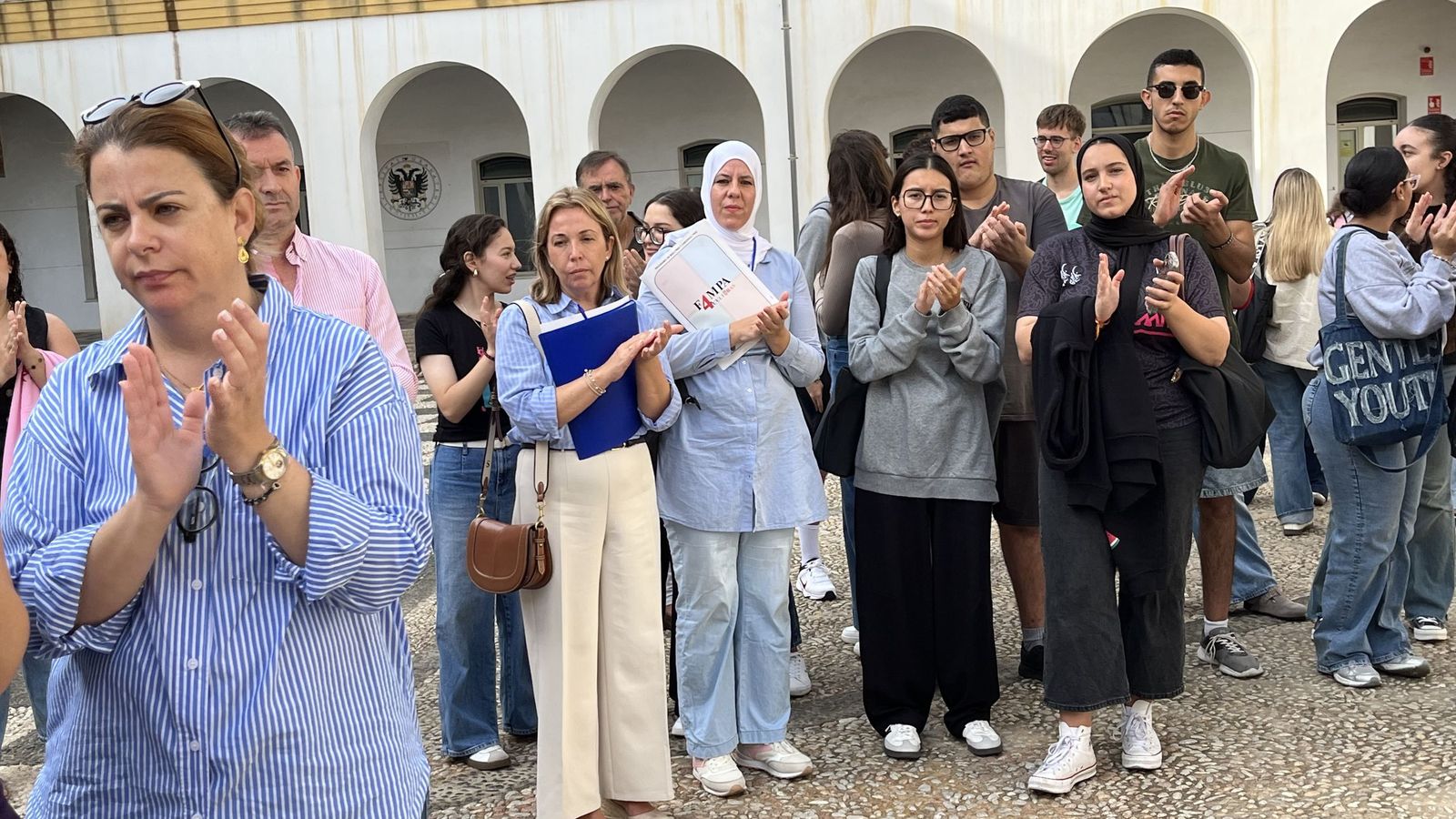 Concentración de profesores universitarios y algunos estudiantes en el campus de la UGR en Ceuta por la paz en Palestina