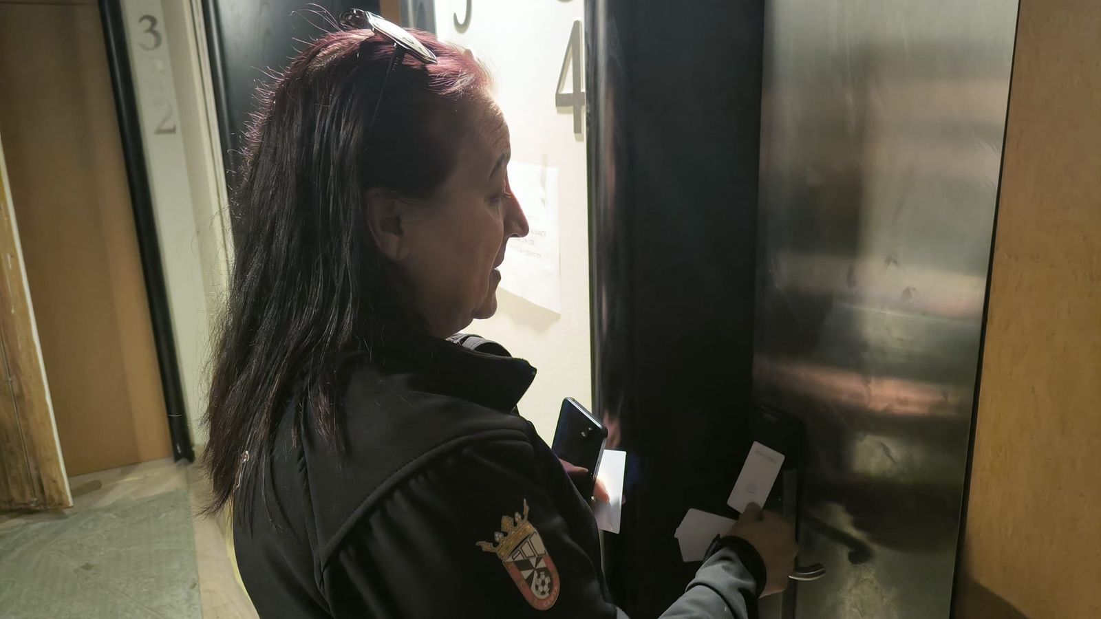 Mercedes abriendo la puerta de su habitación.