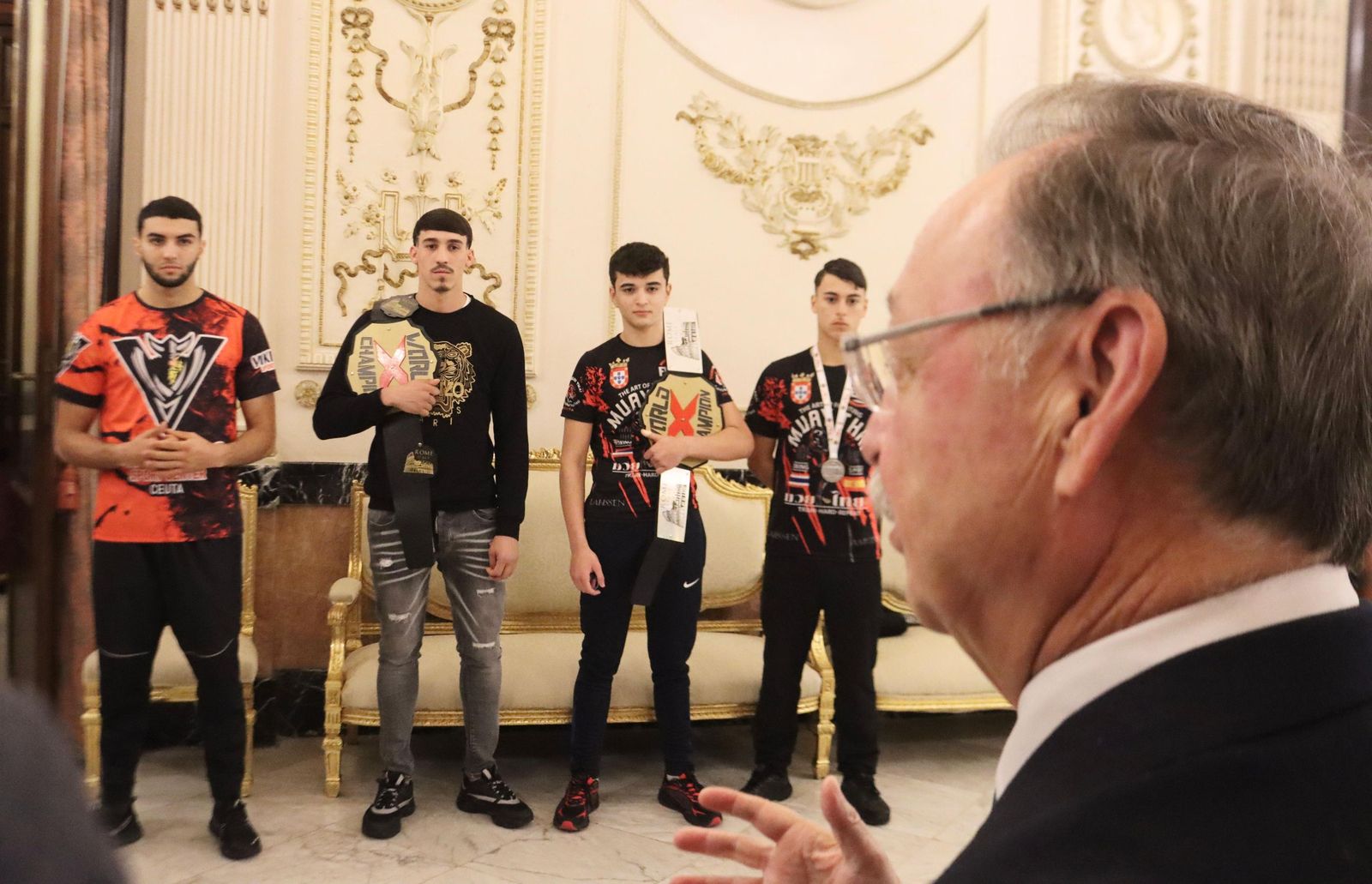 Vivas saluda  a los ganadores de campeonatos de Kickboxing y Muay Thai