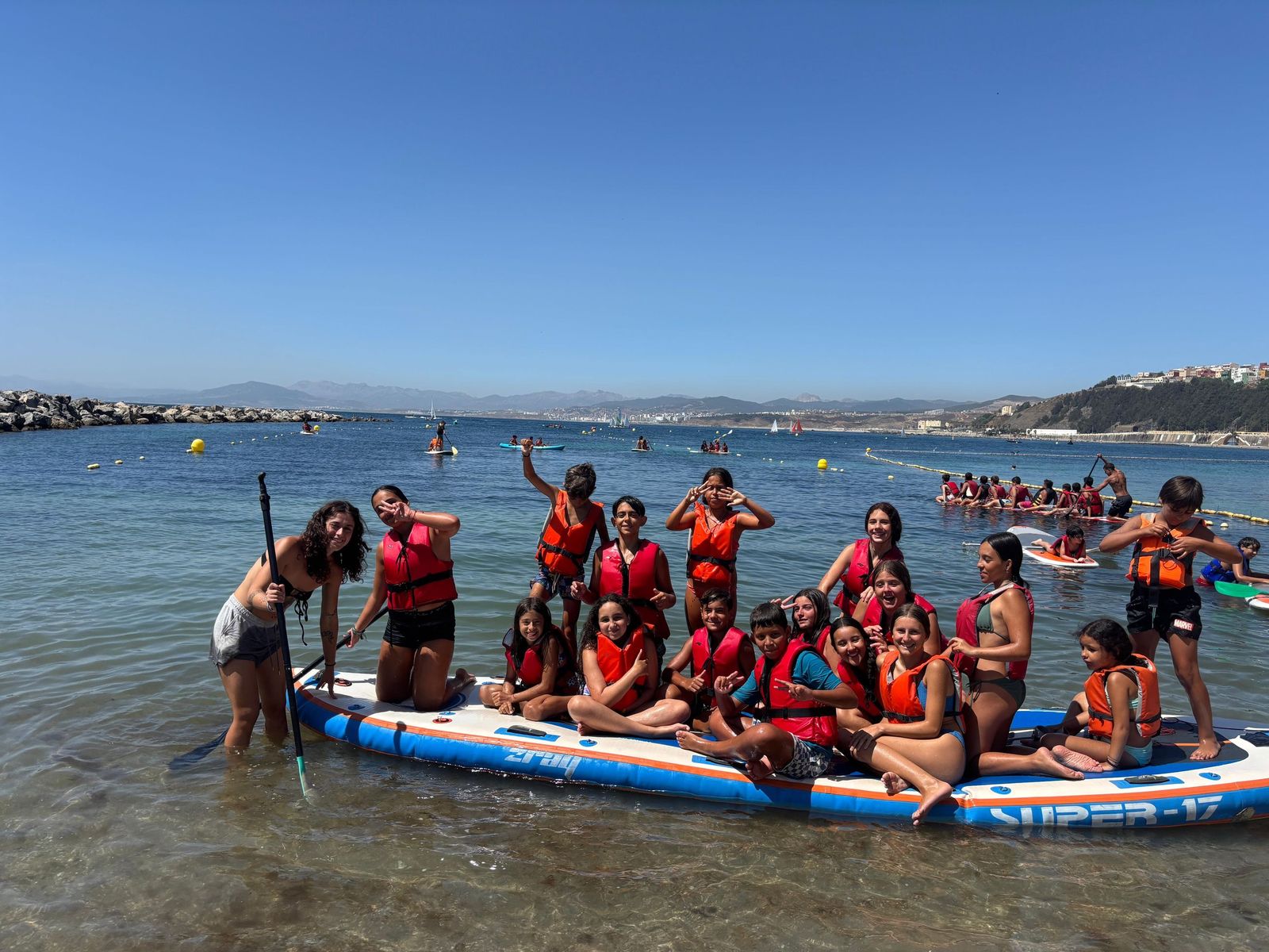 El campamento de Ceuta Kayak convierte el mar en un aula de deporte y compañerismo