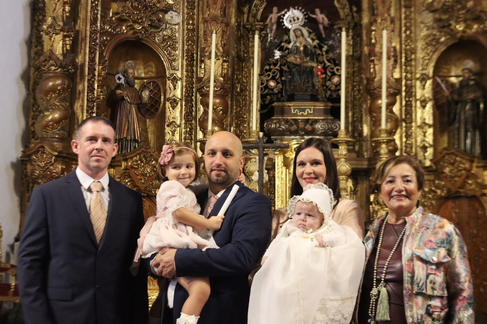 Héctor, Rodrigo y dos Lolas se bautizan en Nuestra Señora de África