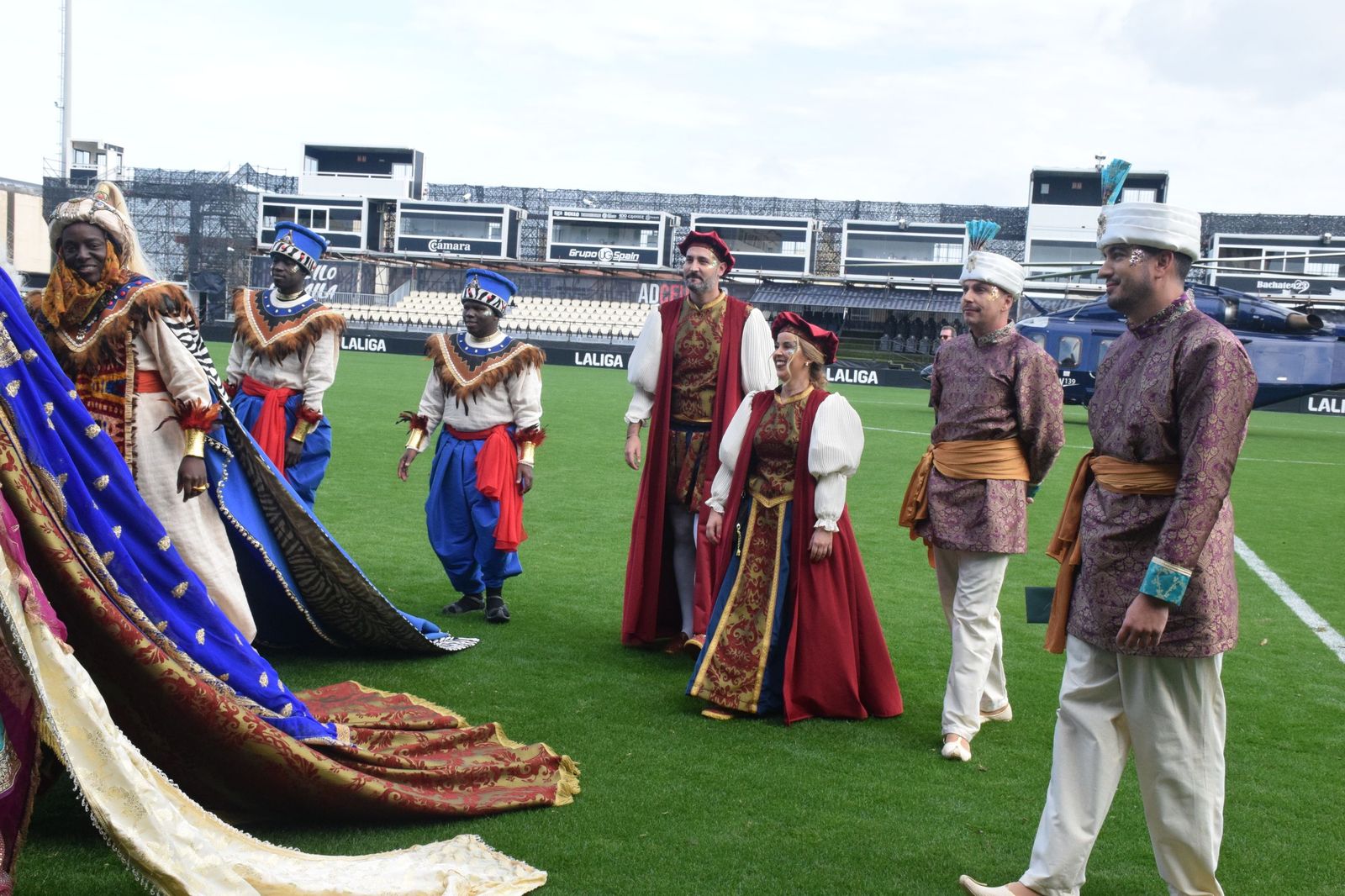 Los Reyes Magos aterrizan en el Alfonso Murube horas antes de la cabalgata