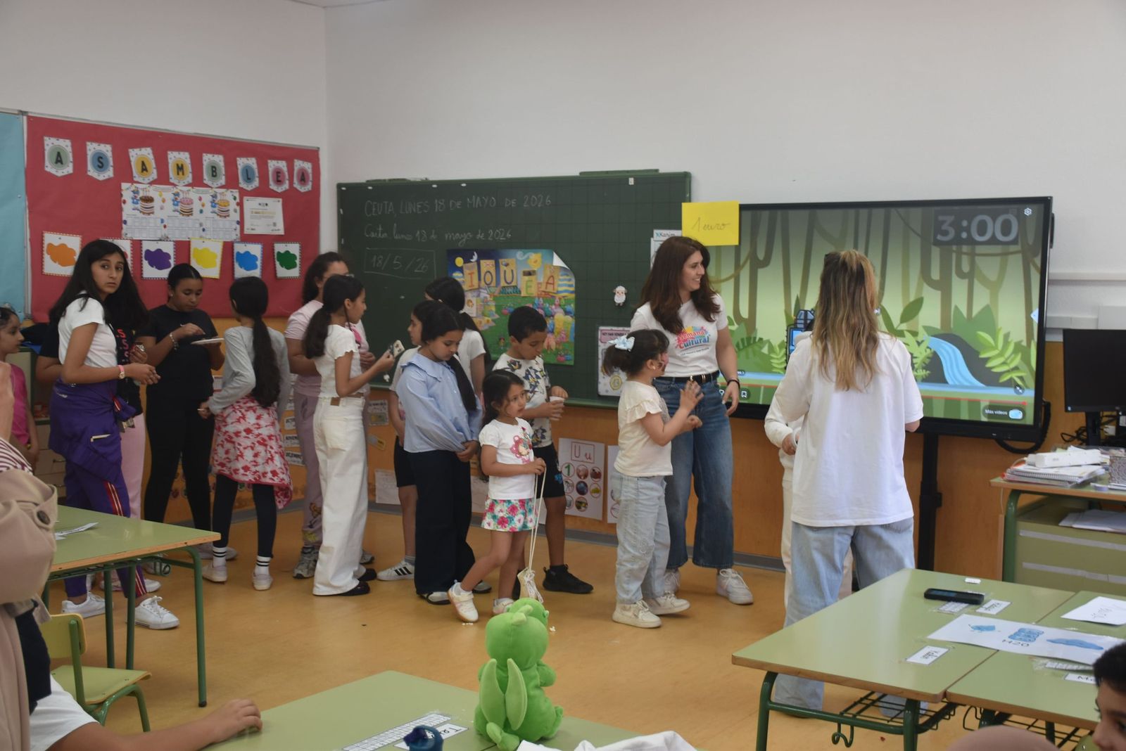 Simpática y colorida selva para poner fin a la Semana Cultural del 'José Acosta'