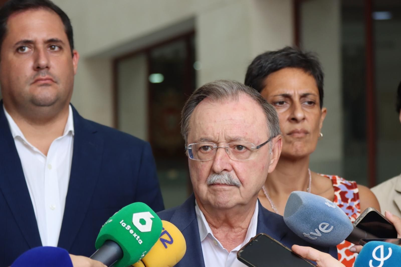 El presidente de Ceuta, Juan Vivas, comparece ante los medios, este sábado