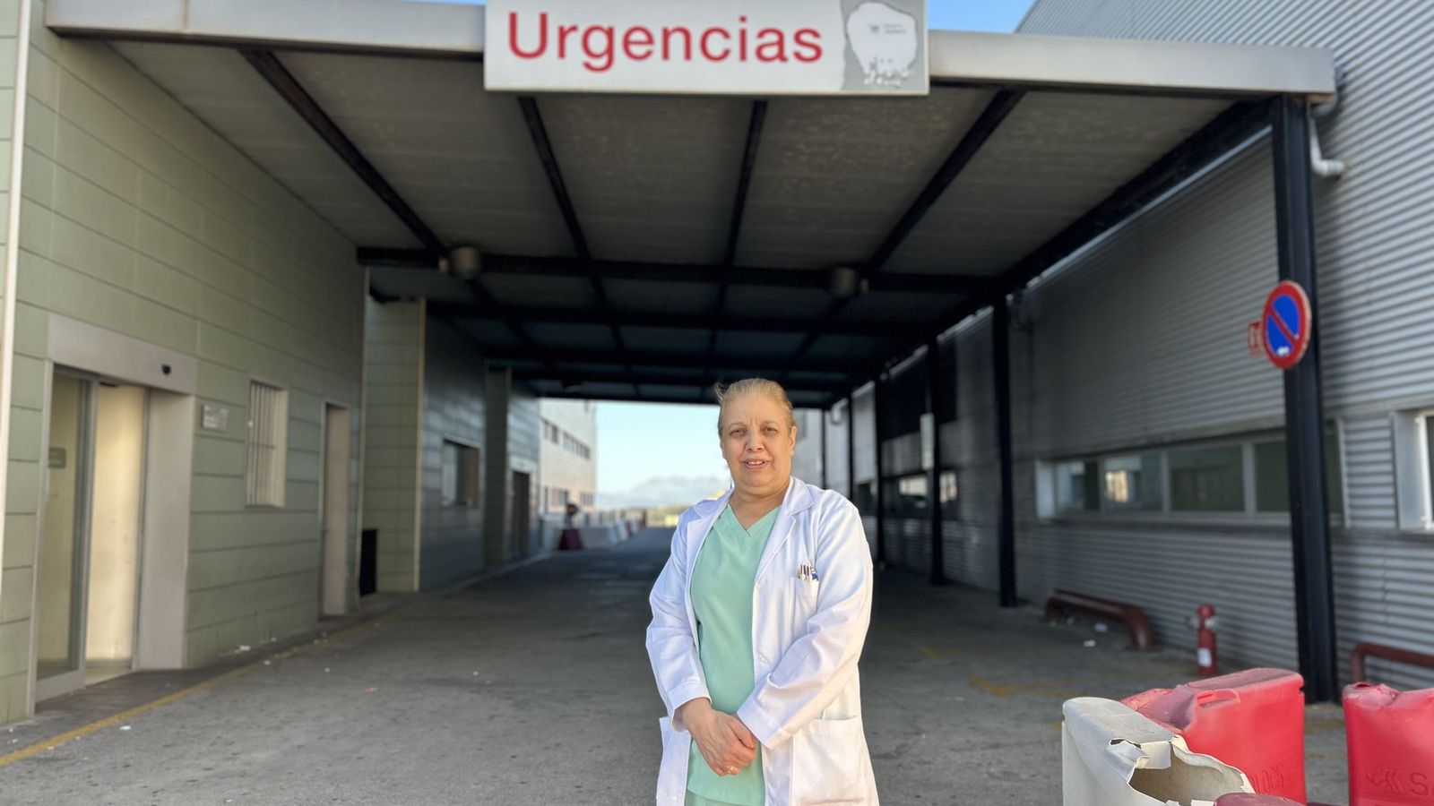 La médica de Urgencias Naima Hamido posa a las puertas de su servicio en el HUCE, recién terminada una guardia de 24 horas
