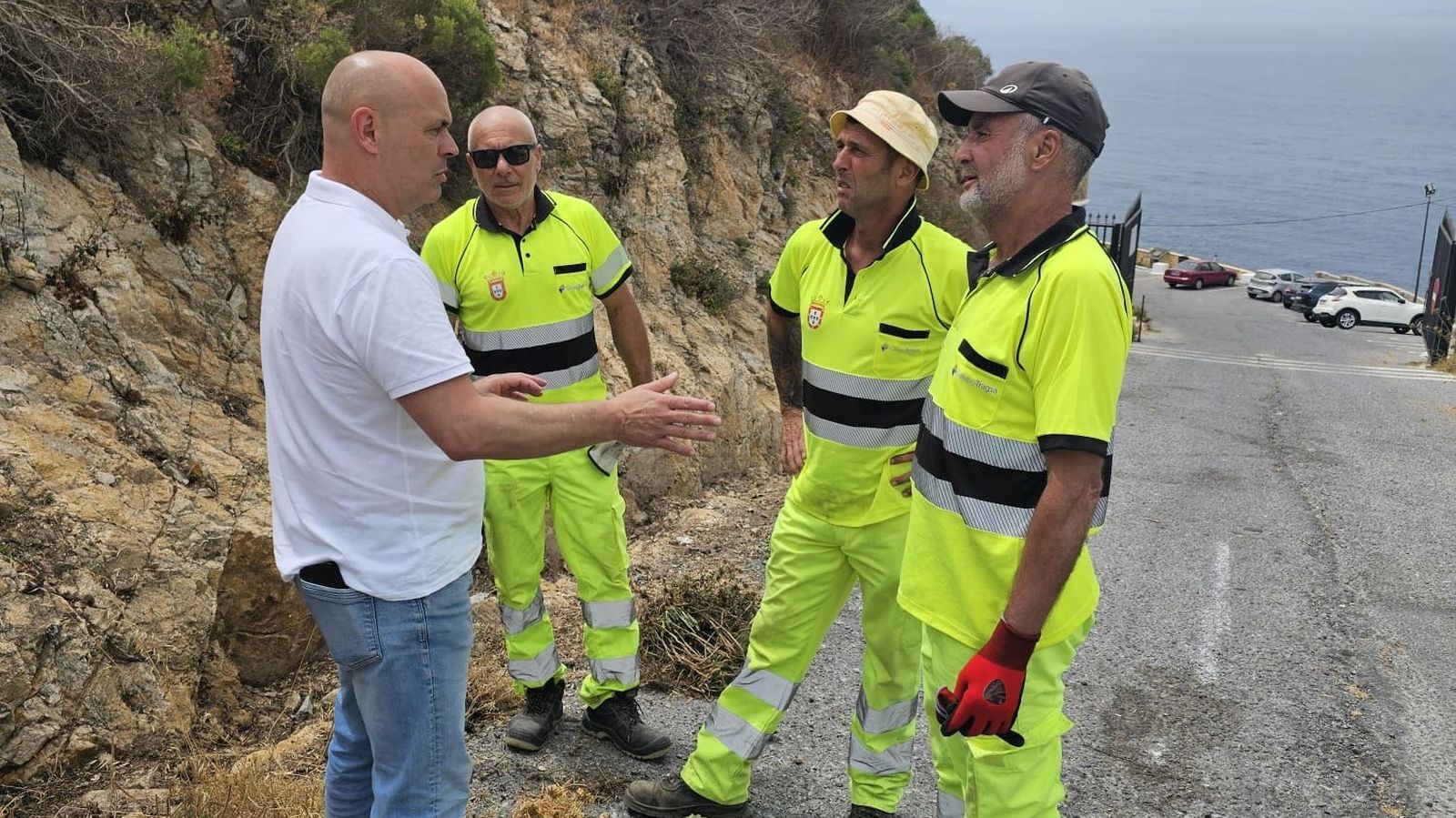 Un miembro de CSIF junto a trabajadores de Tragsa