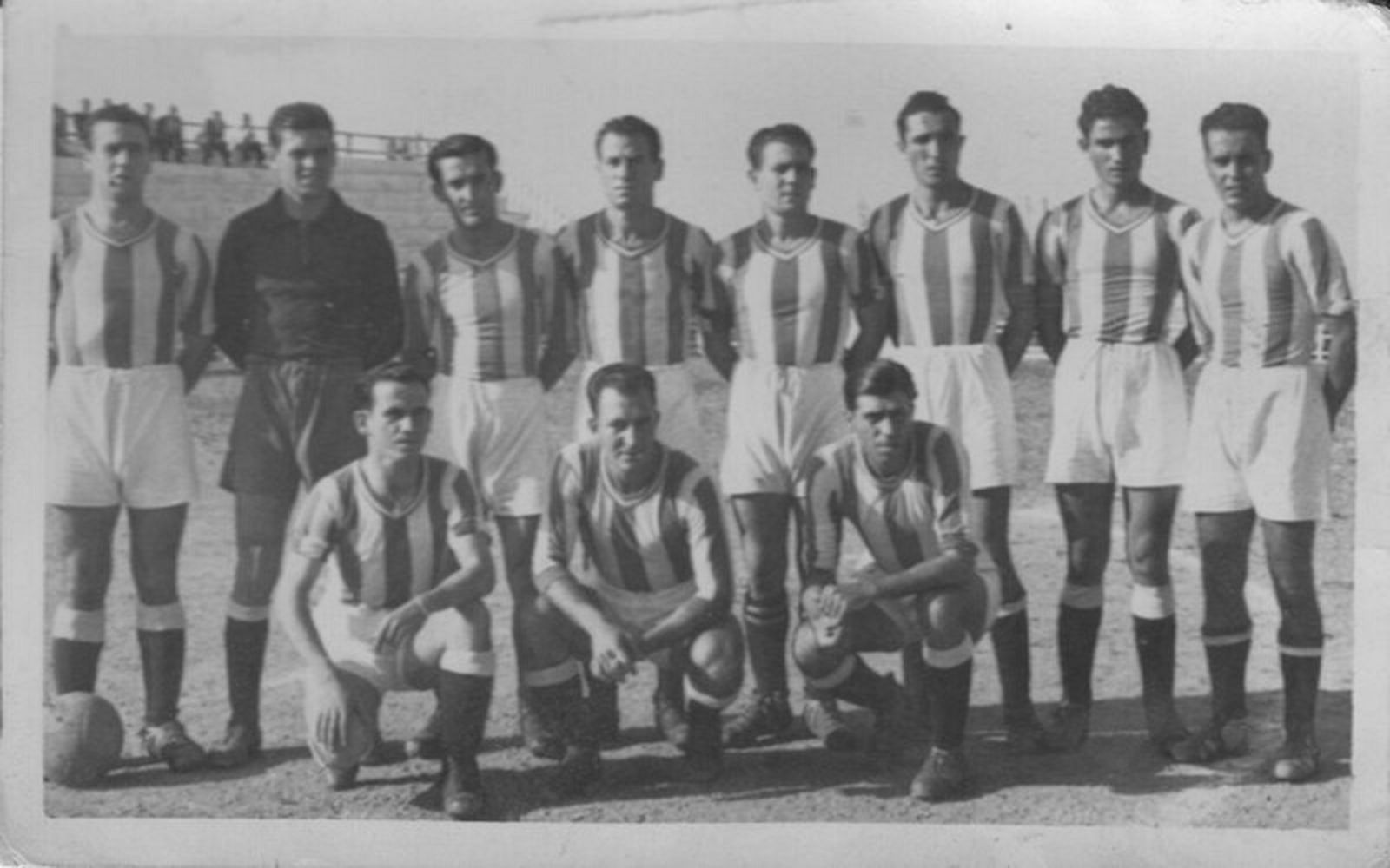 Equipo del Ceuta Sport, en 1943. Aparecen en la foto: Ortega (portero); Mariano, Foncuberta; Rabadán, Méndez, Lesmes; Zaba, Díaz, Leganga, Poto y Pedrito.  / FOTO Archivo: Javier Martínez Méndez