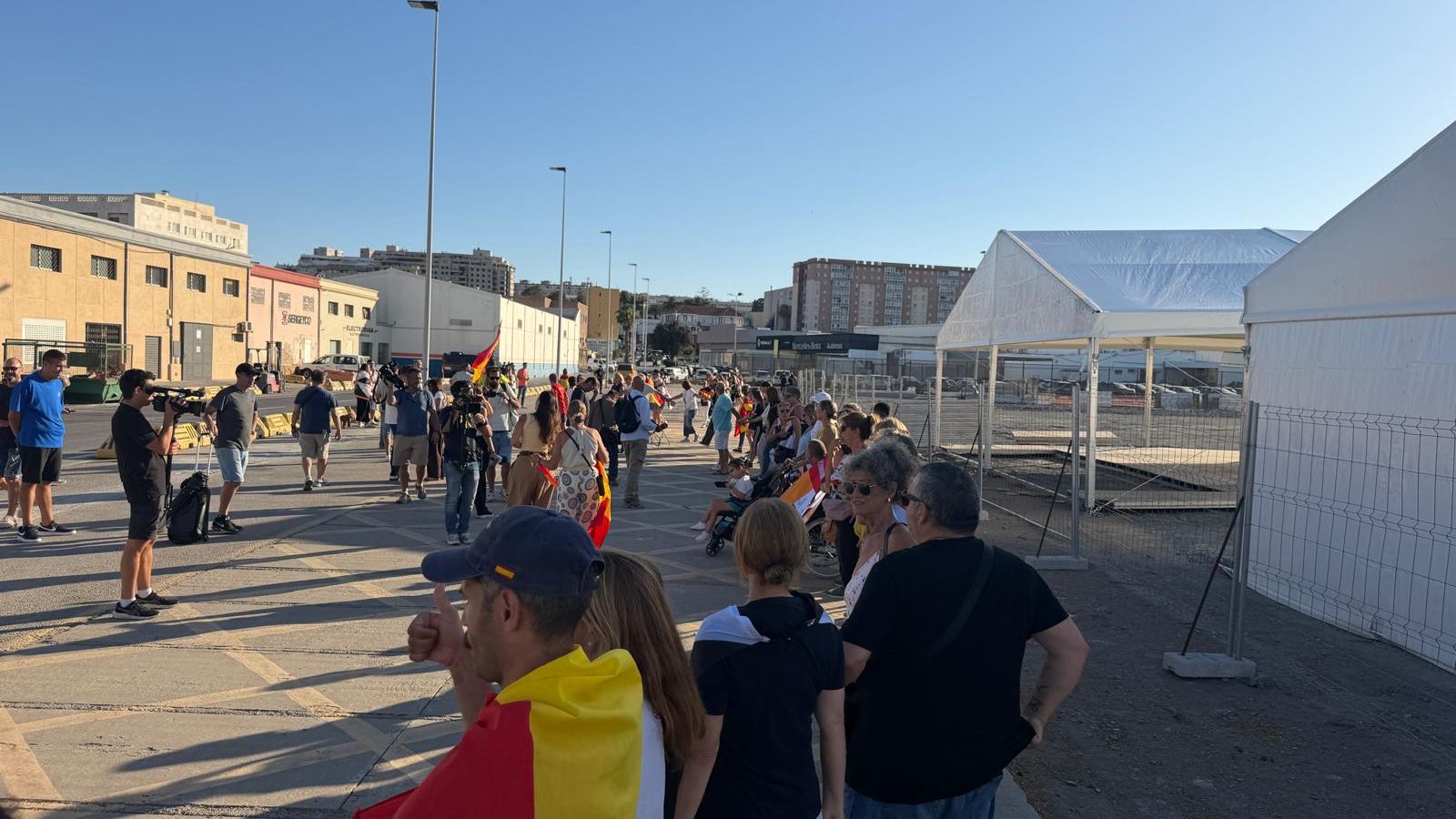 Ceuta se une en una cadena humana pacífica bajo el lema «Defensa de Ceuta»