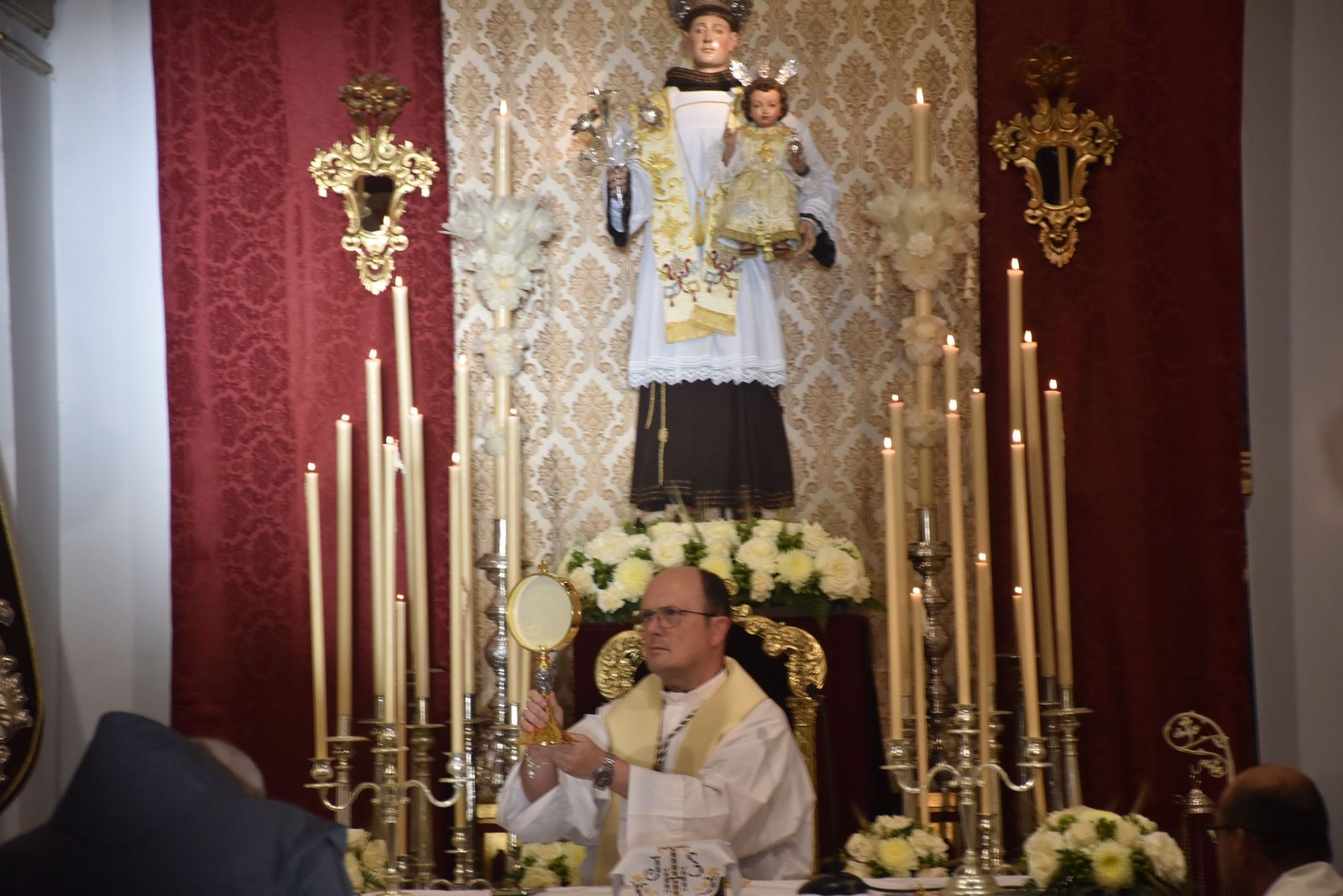 San Antonio enciende la cuenta atrás de su festividad con el inicio del triduo y el alumbrado extraordinario