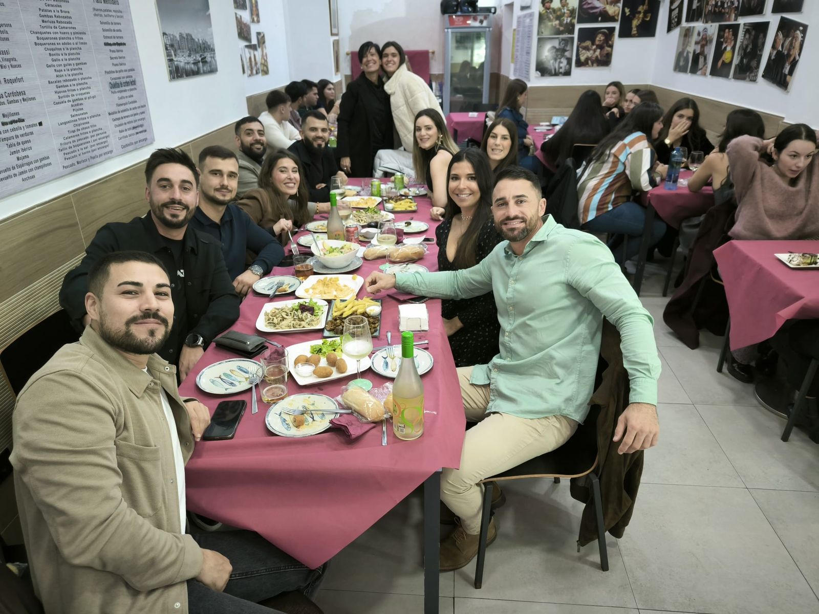 Los ceutíes se lanzan a la calle para celebrar la llamada 'Tardevieja' para despedir 2025