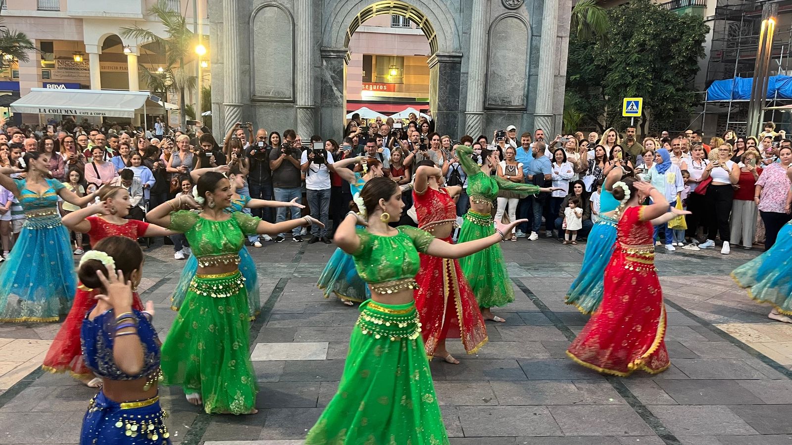 La comunidad hindú celebra la fiesta de la luz con un nuevo alumbrado y danzas tradicionales