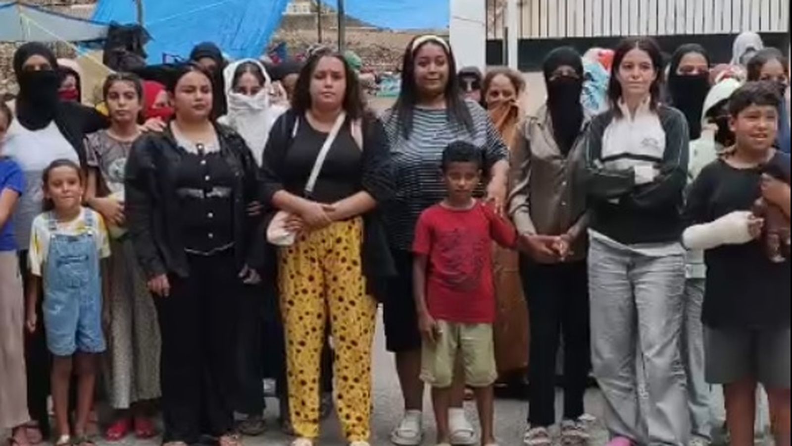 Una semana a las puertas de La Hípica: “Solo queremos entrar, hay mujeres y niños”