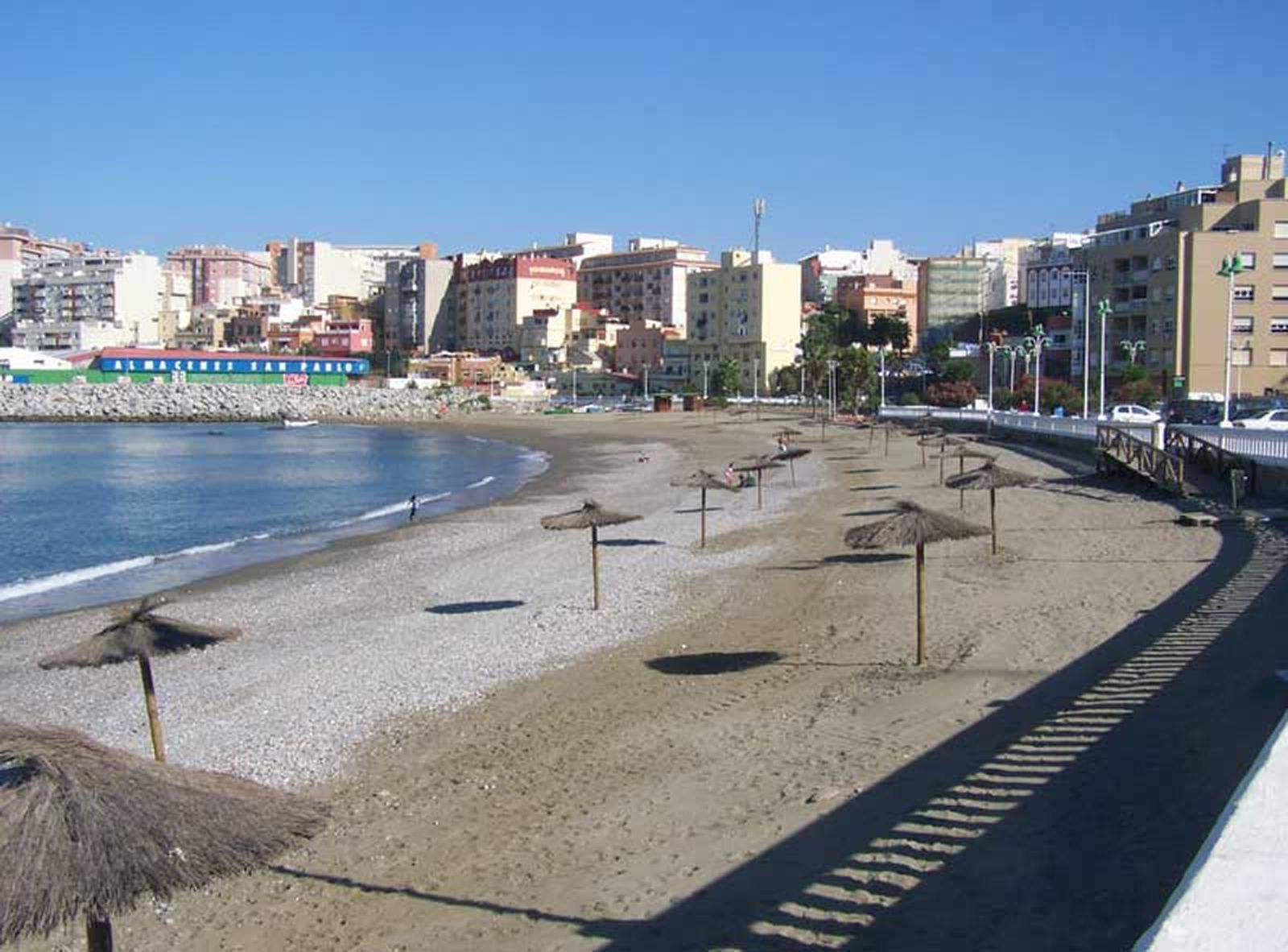 Imagen de la playa de Benítez desde el paseo.