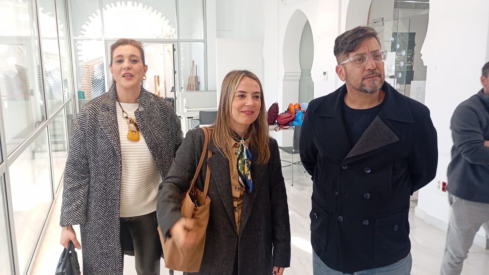 La consejera Orozco, en el centro, observando una de las actividades