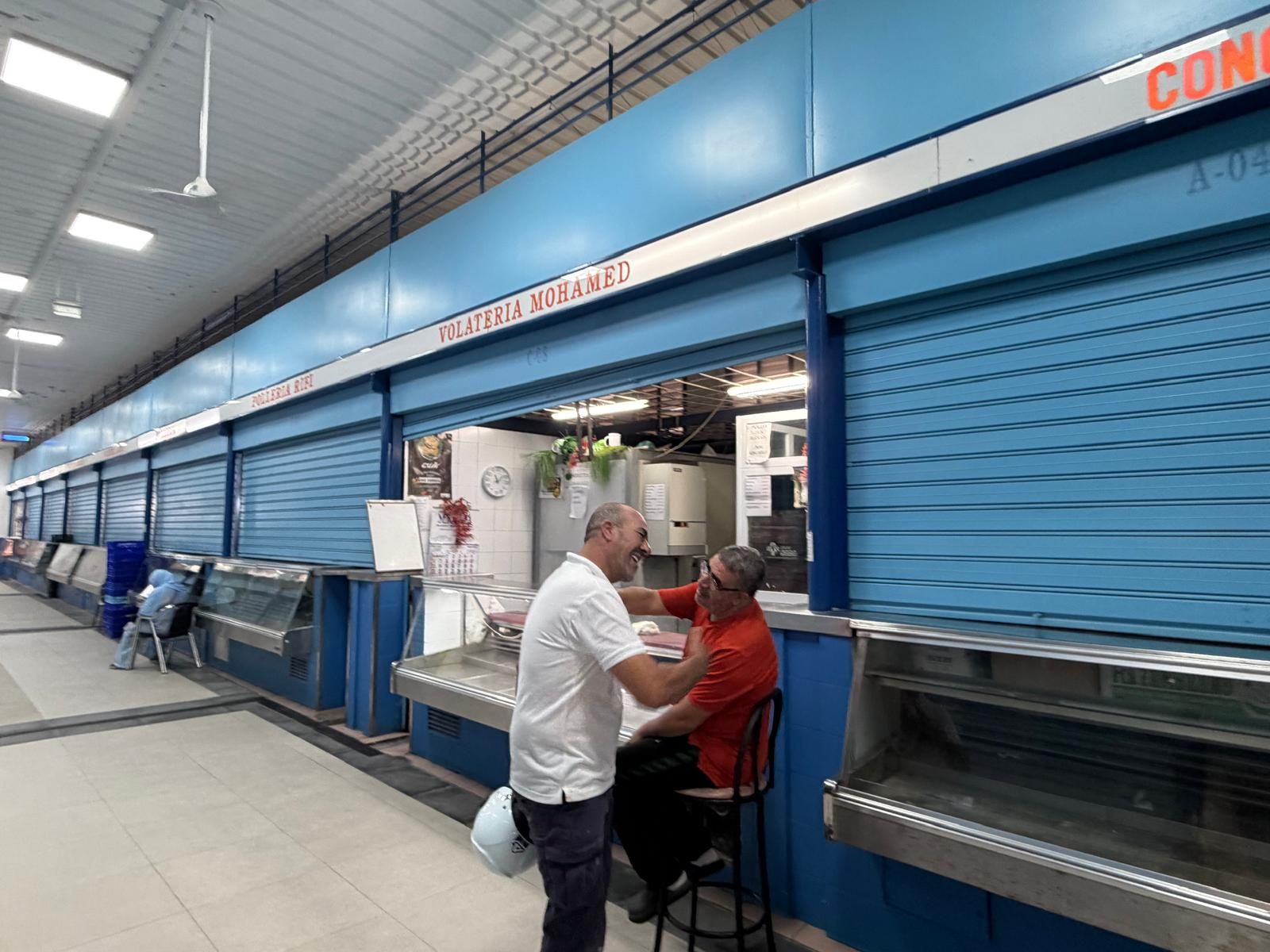 Muchos puestos del Mercado Central aguantan abiertos “hasta lo que se pueda”