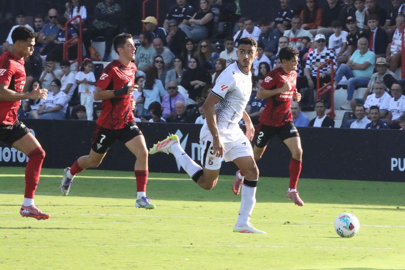 El Ceuta pone la directa ante el Mirandés: resumen en fotos