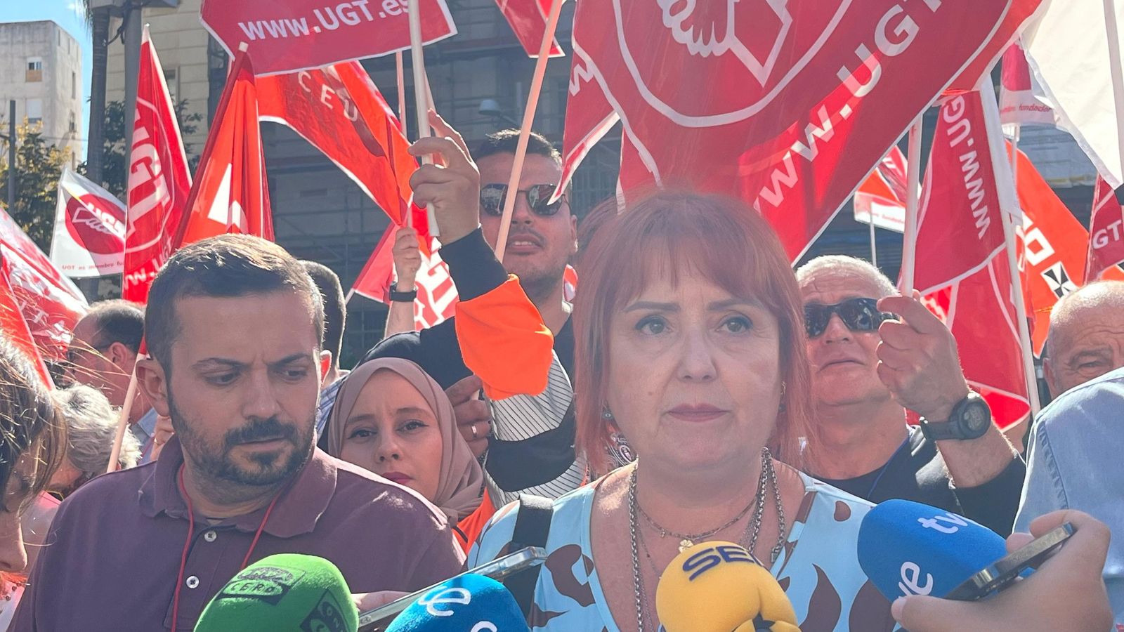 Trinidad Megías, de UGT, leyó el comunicado Trinidad Megías, de UGT, leyó el comunicado