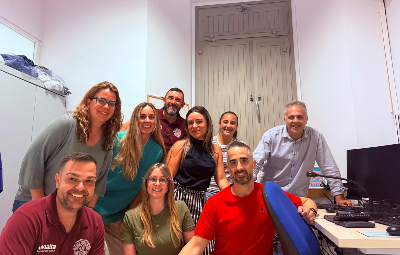 El profesor Luciano Rodríguez posa con algunos de los participantes en el programa formativo desarrollado en el campus