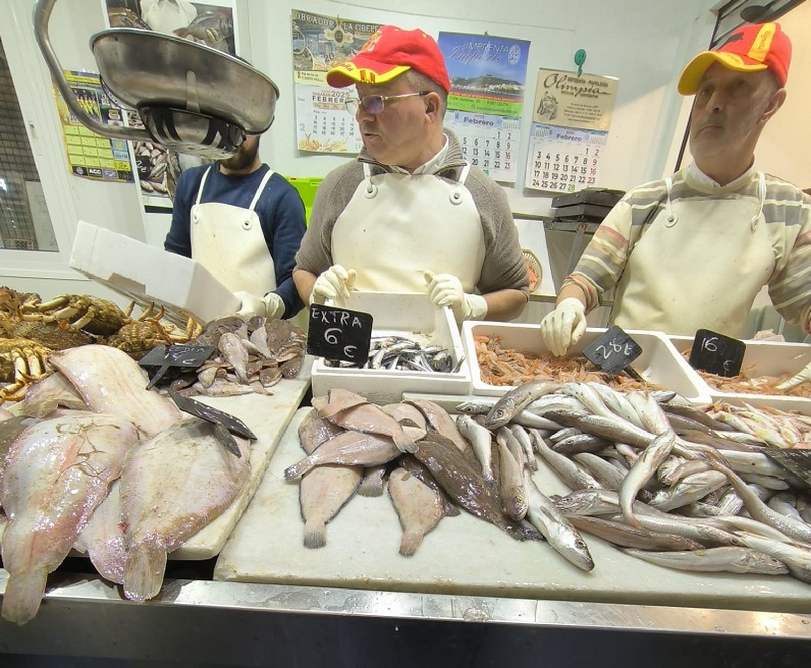 Abdelkader, uno de los futuros importadores de pescado desde Marruecos, en su local del Mercado Central el pasado viernes. / FOTO NICOL'S
