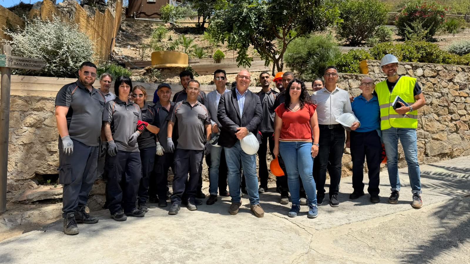 El consejero de Comercio, Turismo, Empleo y Deporte, Nicola Cecchi, visitando las actuaciones que los talleres de empleo