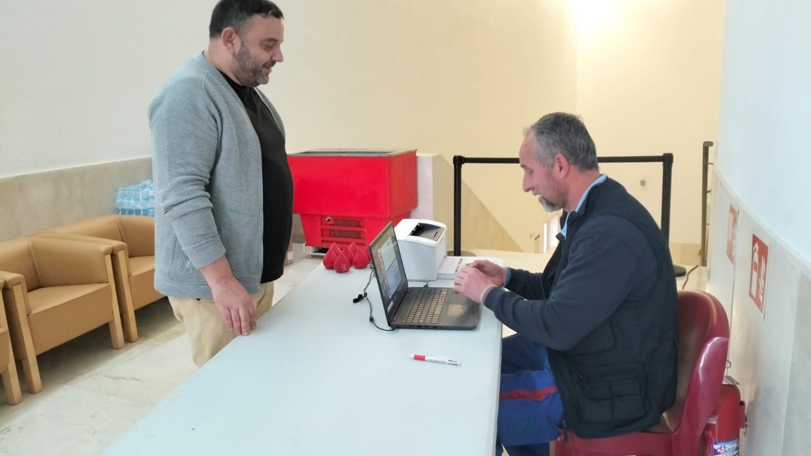 Un donante se registra antes del inicio del proceso de extracción