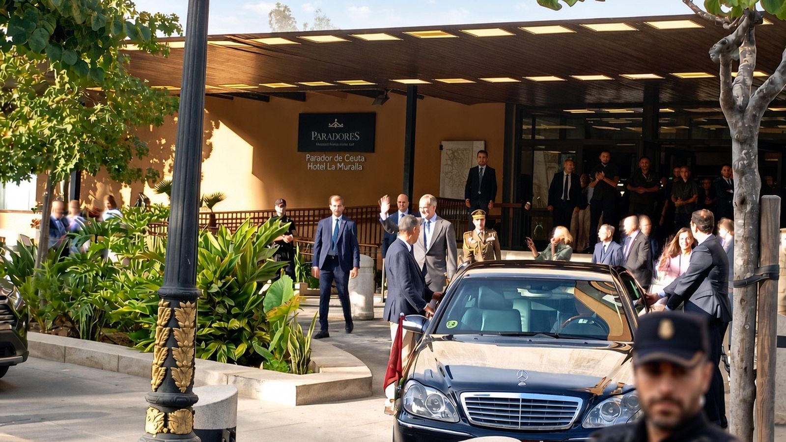 Felipe VI saluda al público